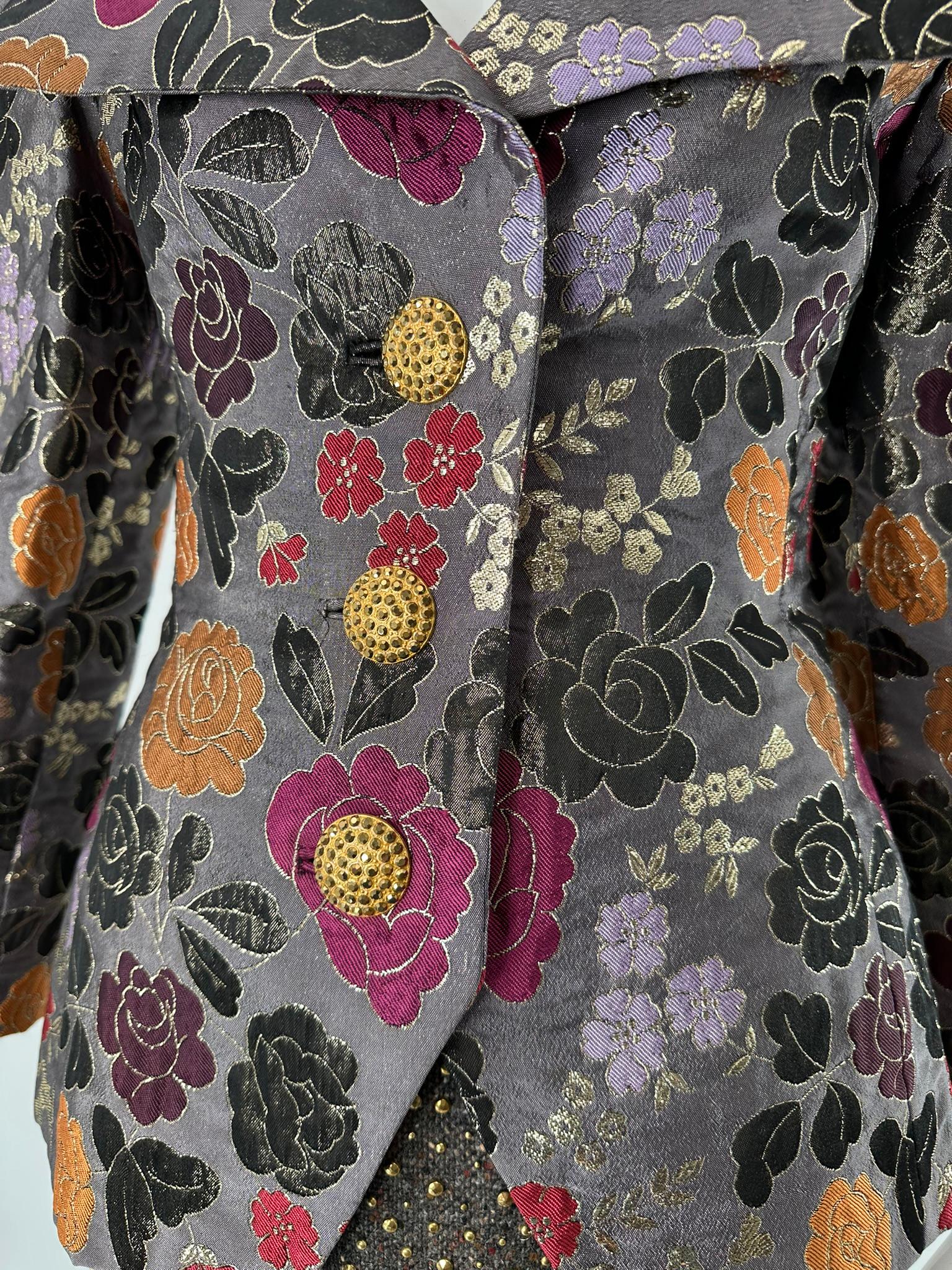 James Galanos Giacca in broccato metallizzato argento  Abito con gonna in lana grigia con borchie in ottone in vendita 9