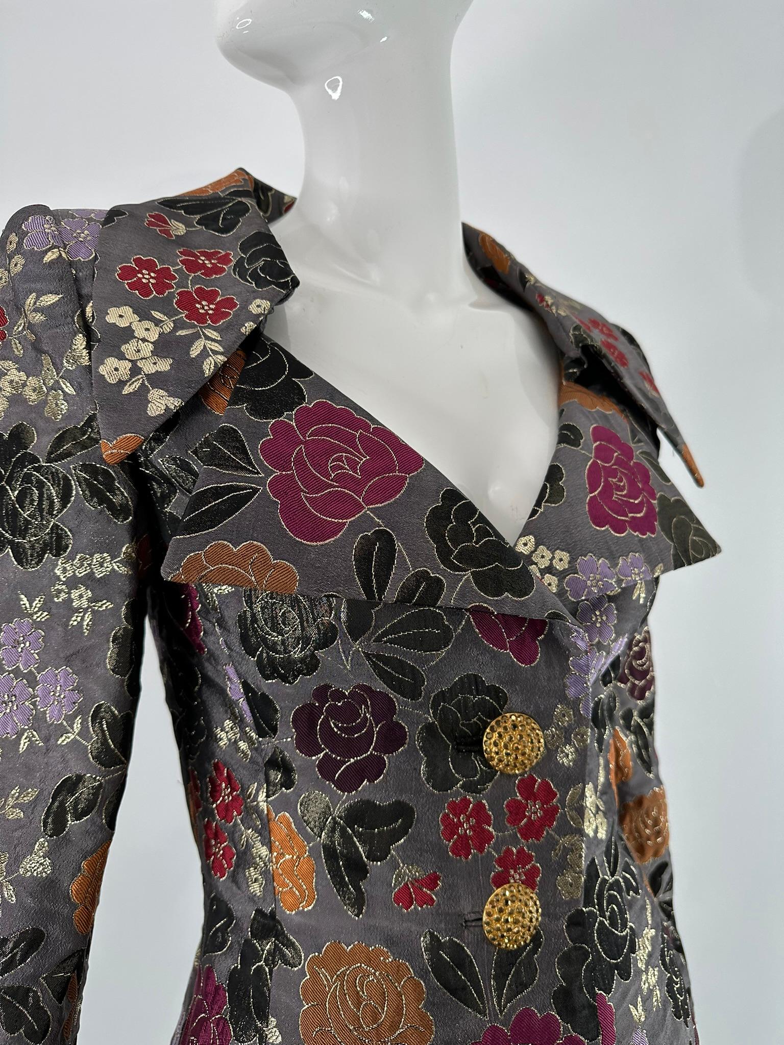 James Galanos Giacca in broccato metallizzato argento  Abito con gonna in lana grigia con borchie in ottone in vendita 11