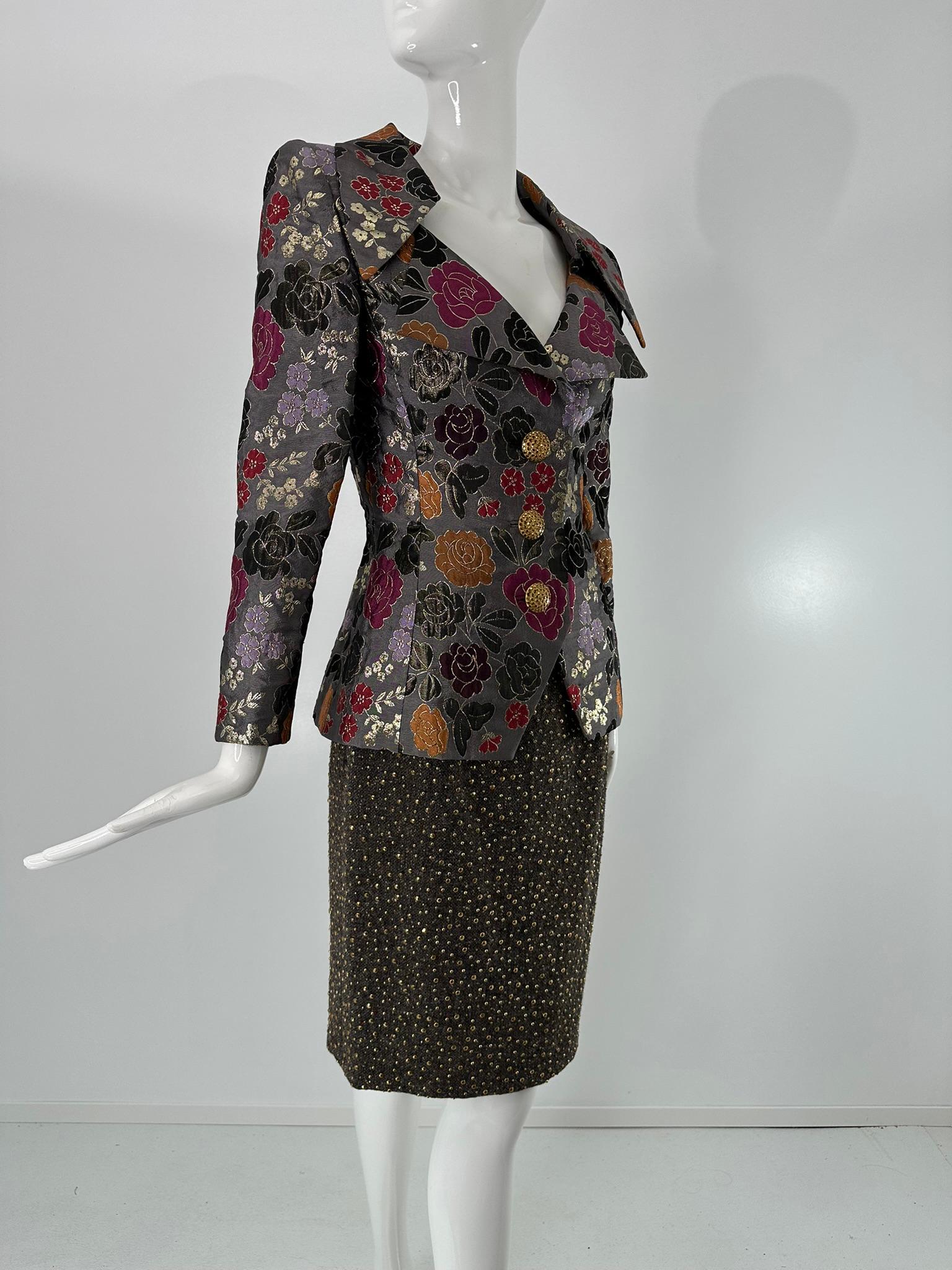 Nero James Galanos Giacca in broccato metallizzato argento  Abito con gonna in lana grigia con borchie in ottone in vendita