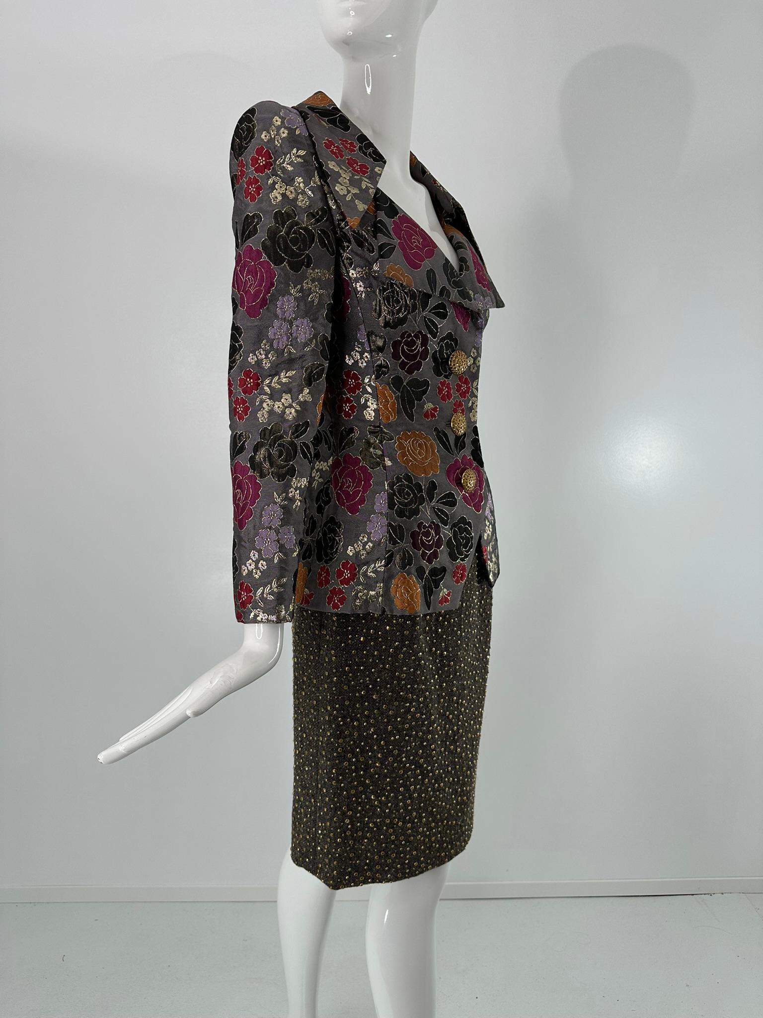 James Galanos Giacca in broccato metallizzato argento  Abito con gonna in lana grigia con borchie in ottone In condizioni buone in vendita a West Palm Beach, FL