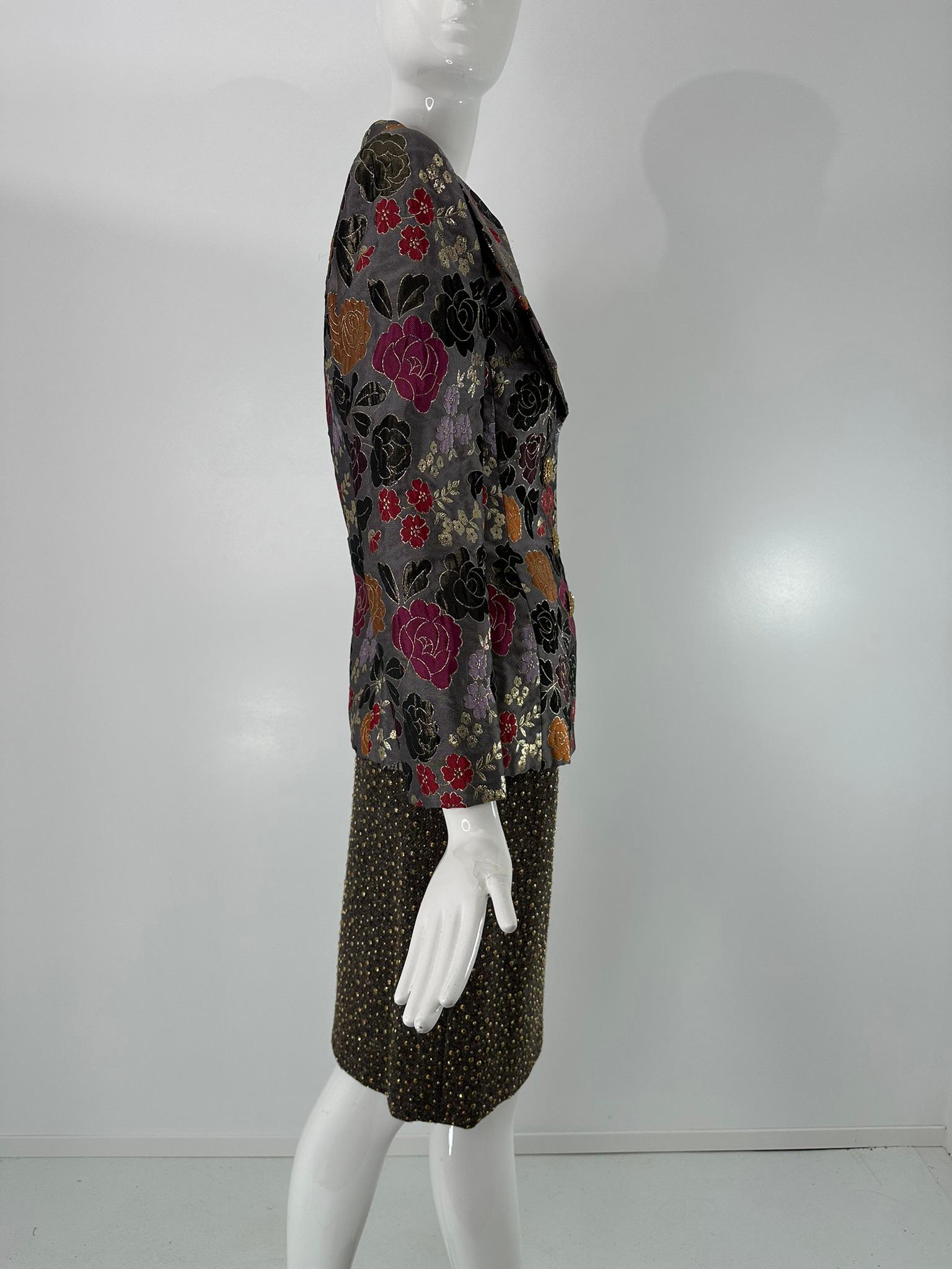 Donna James Galanos Giacca in broccato metallizzato argento  Abito con gonna in lana grigia con borchie in ottone in vendita