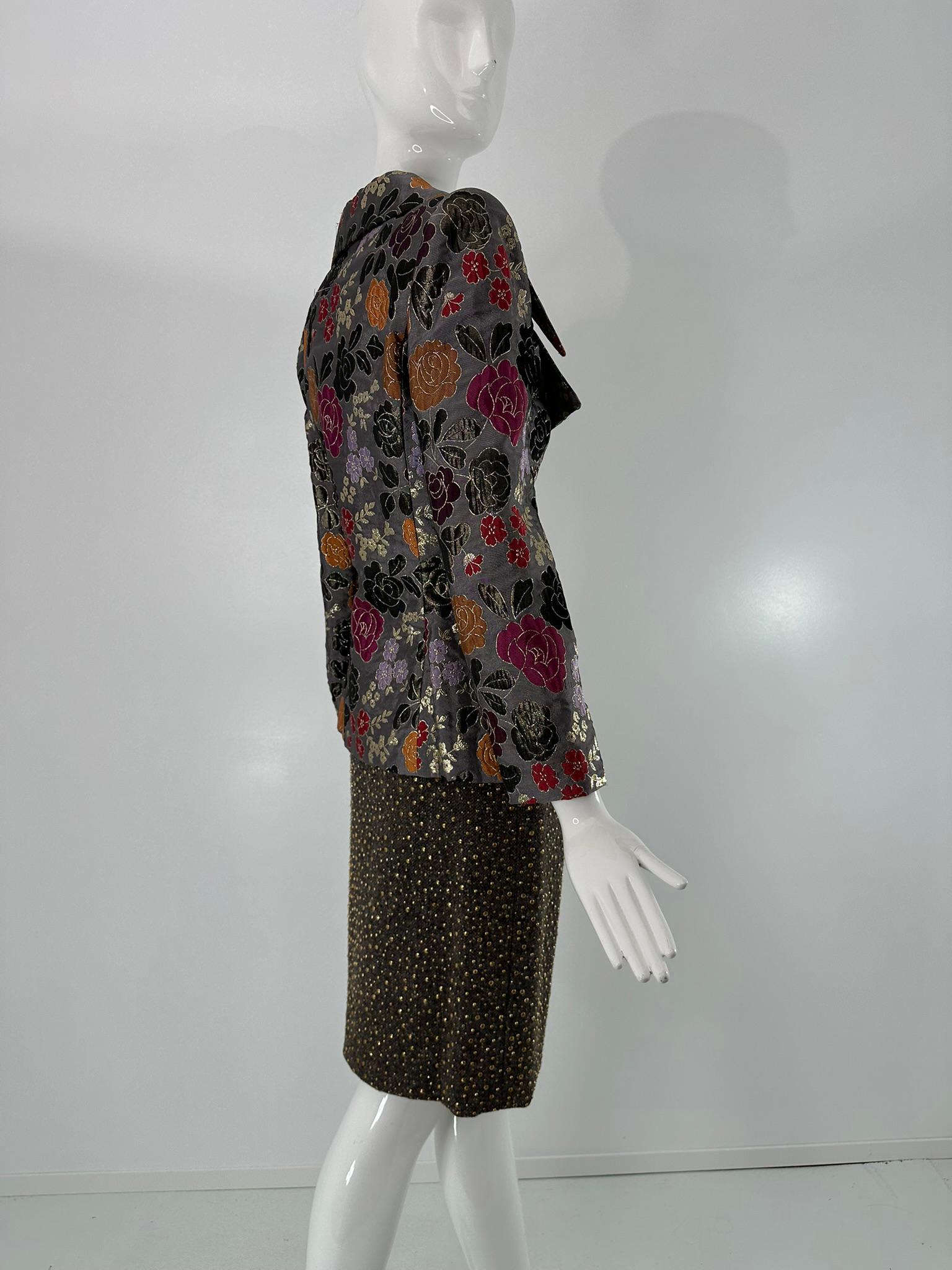 James Galanos Giacca in broccato metallizzato argento  Abito con gonna in lana grigia con borchie in ottone in vendita 1