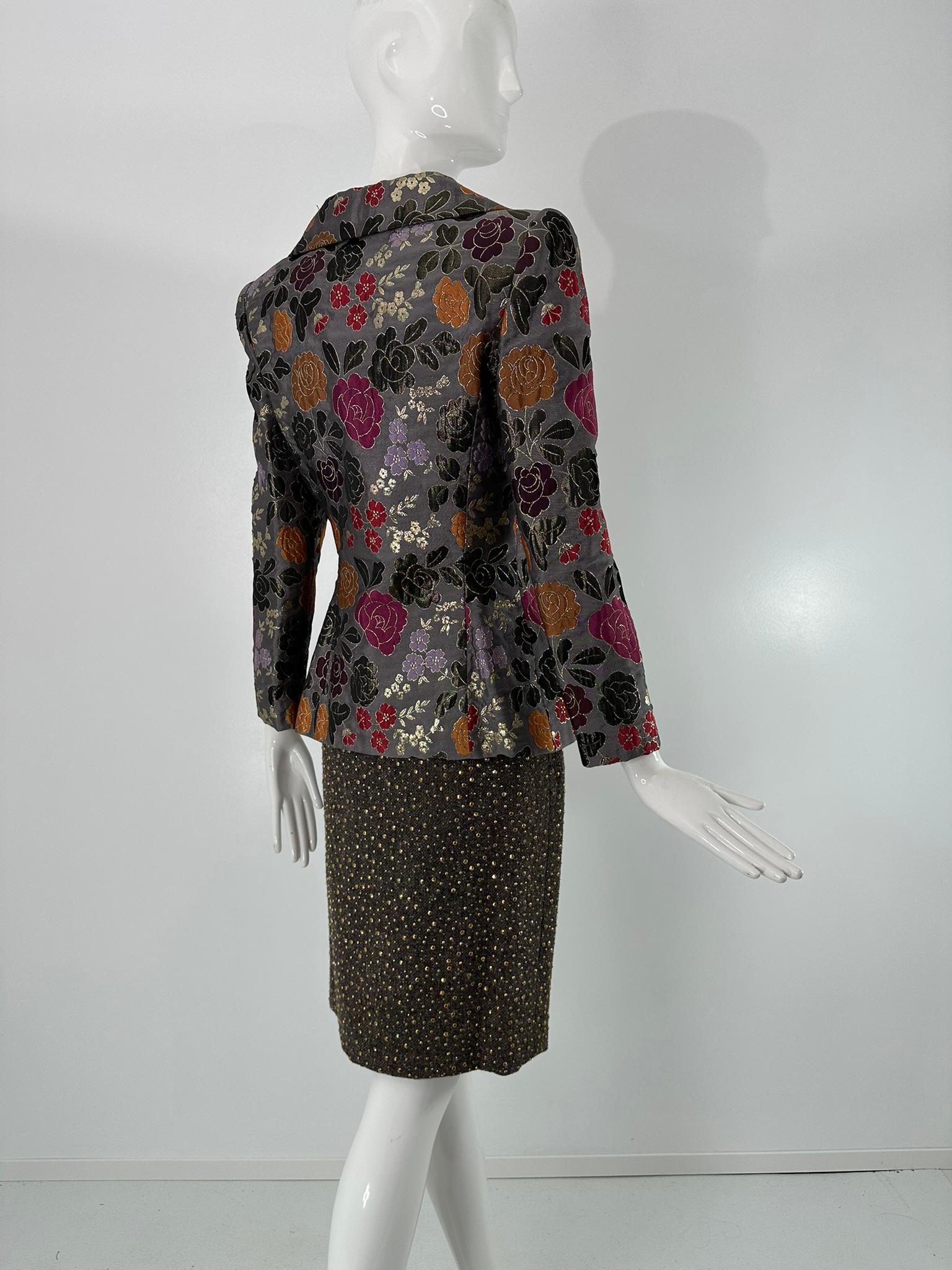 James Galanos Giacca in broccato metallizzato argento  Abito con gonna in lana grigia con borchie in ottone in vendita 2