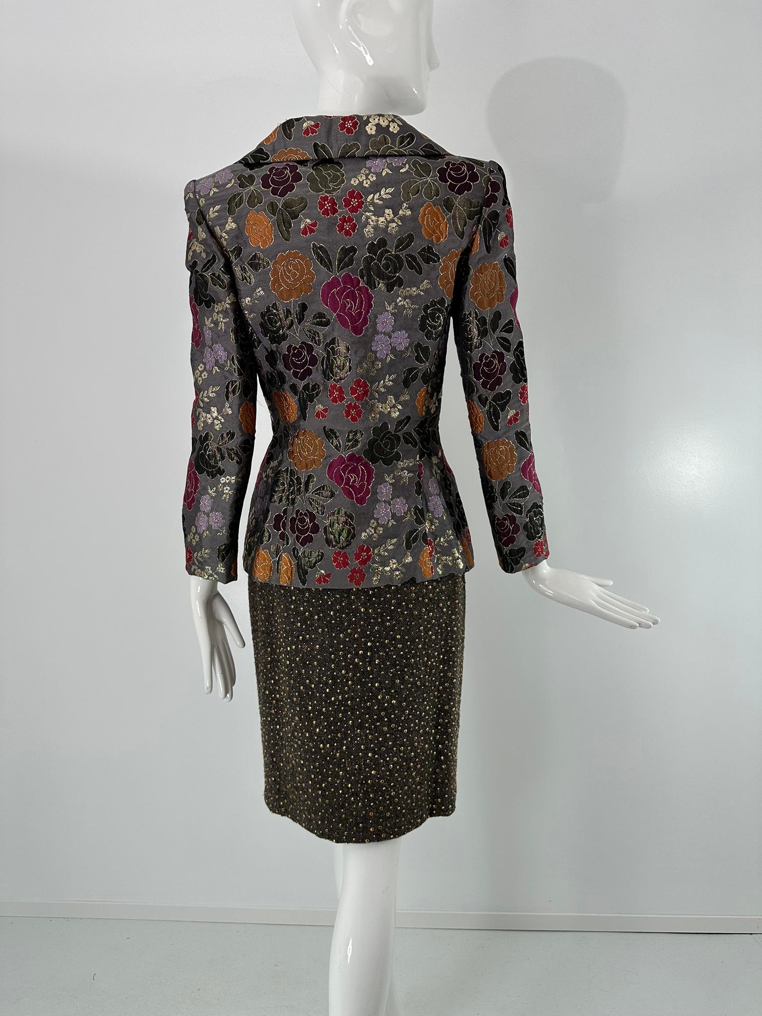 James Galanos Giacca in broccato metallizzato argento  Abito con gonna in lana grigia con borchie in ottone in vendita 3