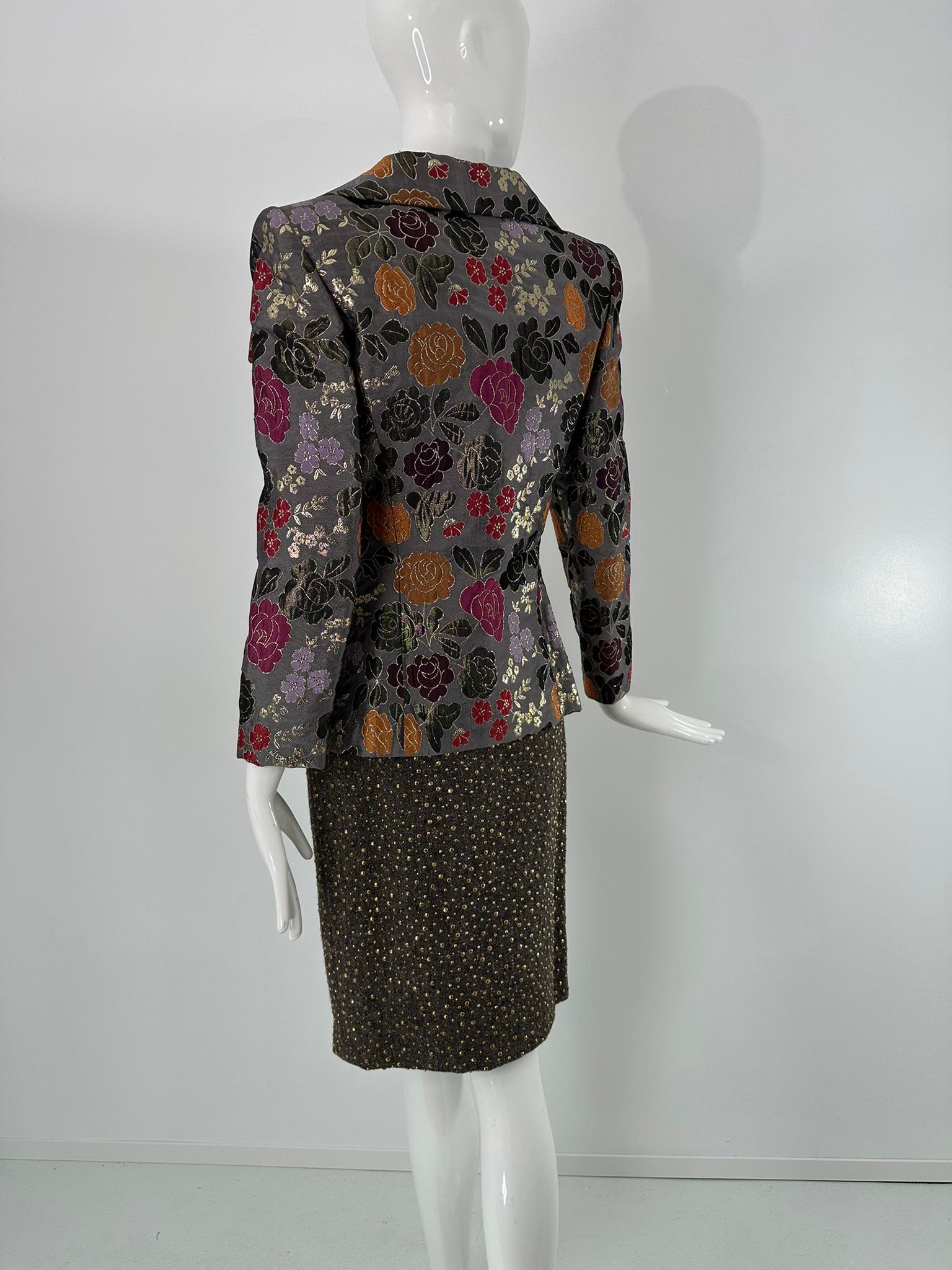 James Galanos Giacca in broccato metallizzato argento  Abito con gonna in lana grigia con borchie in ottone in vendita 4