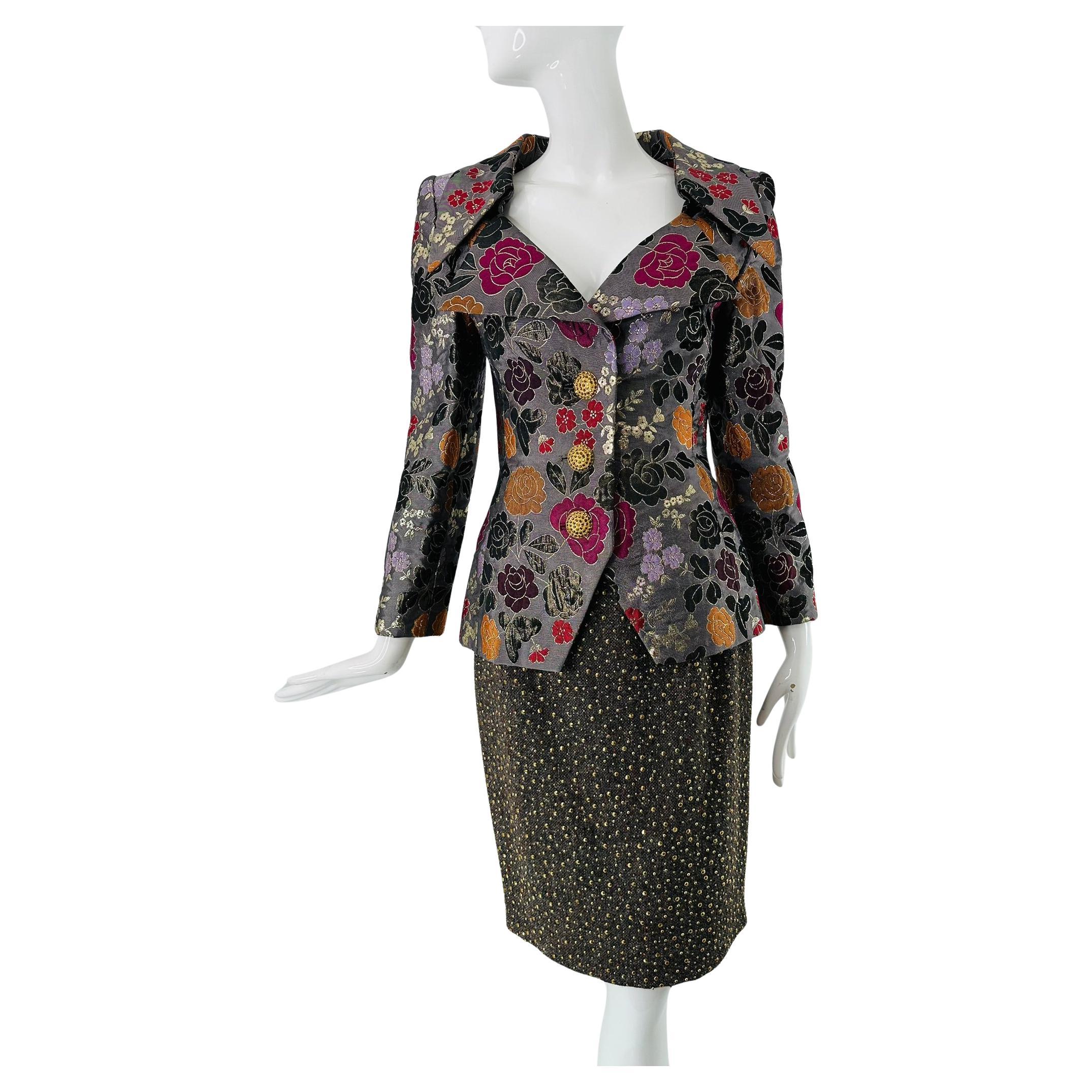 James Galanos Giacca in broccato metallizzato argento  Abito con gonna in lana grigia con borchie in ottone in vendita