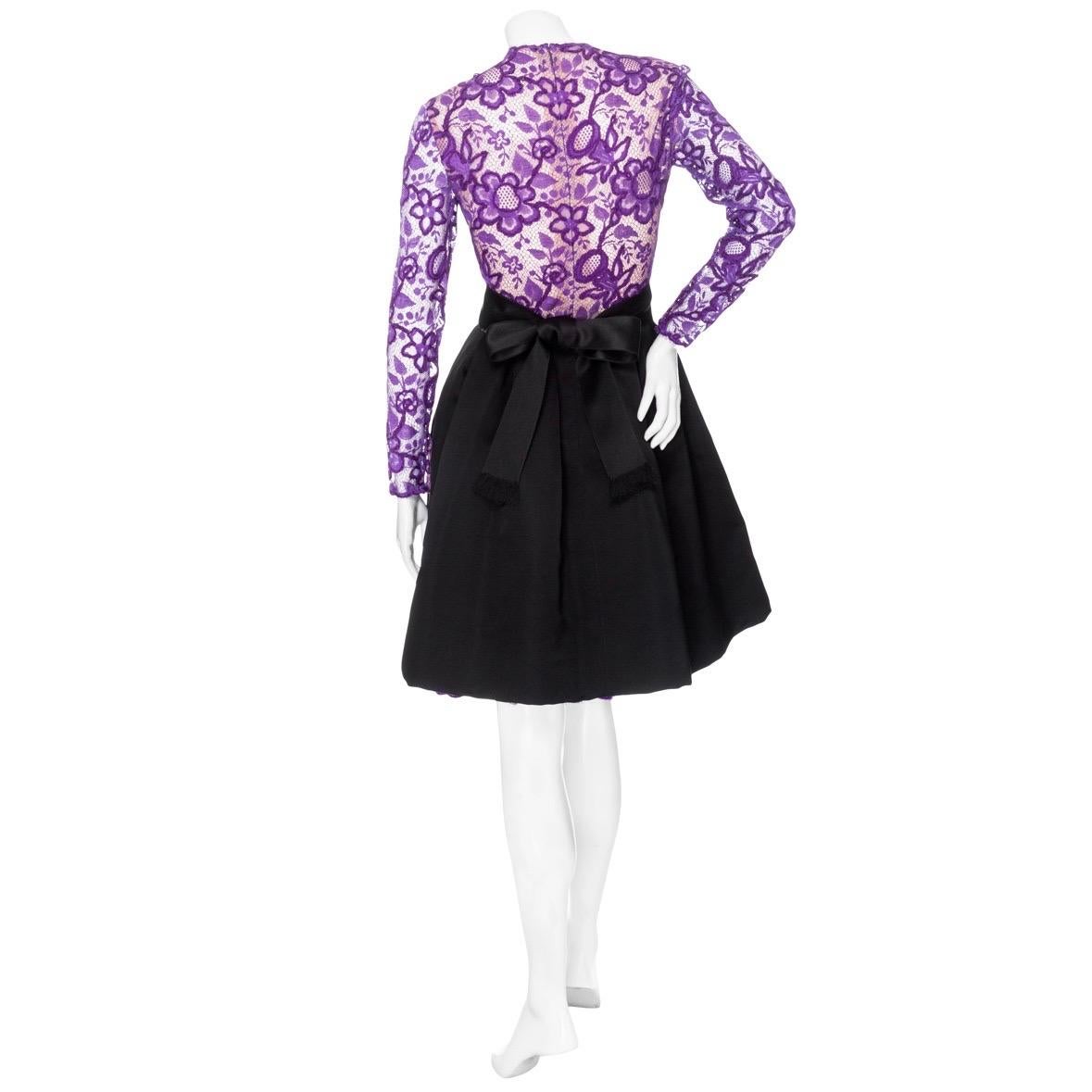 James Galanos Vintage lila und schwarzes Spitzenkleid mit Schleife (1980er Jahre) im Angebot 1
