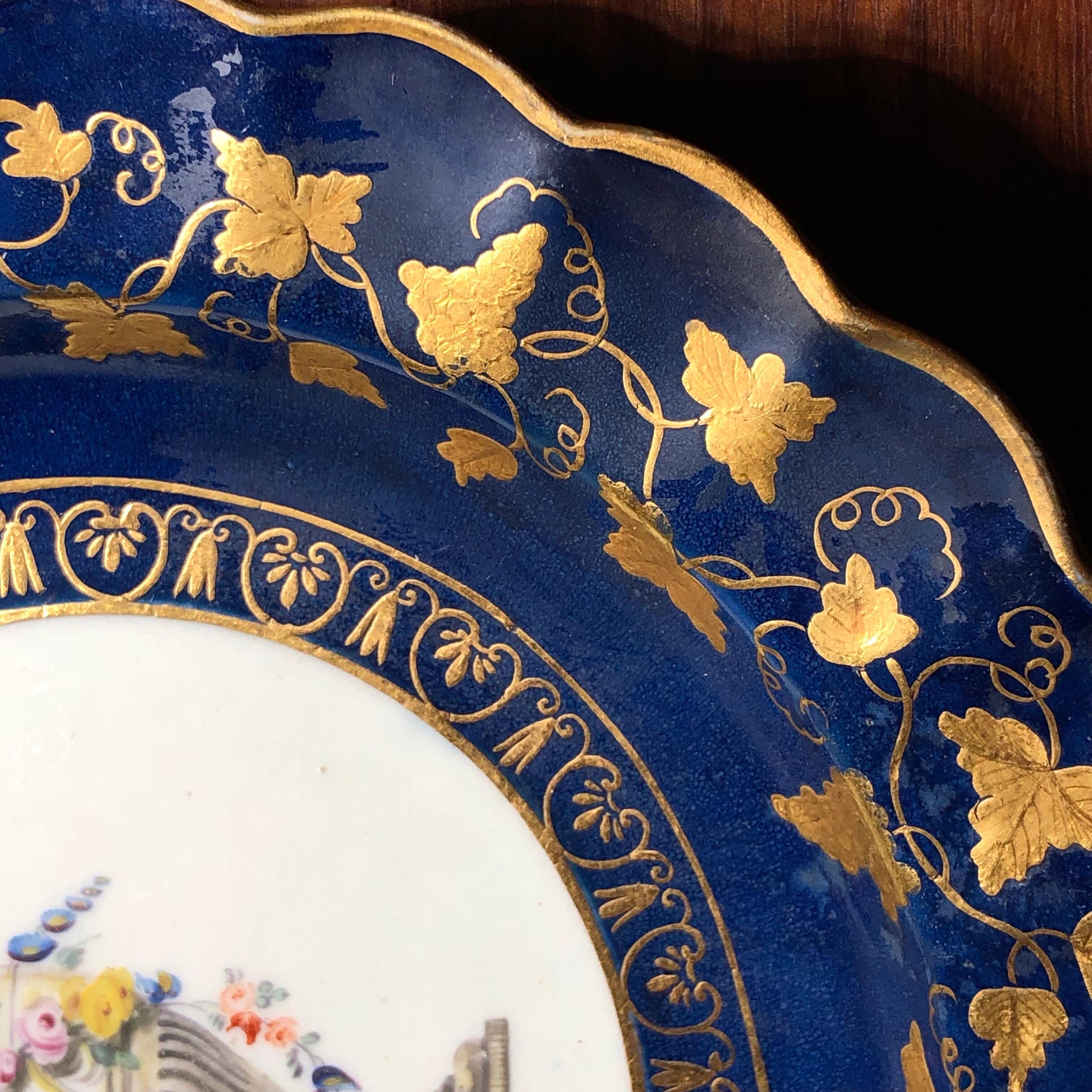 Néoclassique Assiette Worcester classique de James Giles, urne sur fond bleu poudre, vers 1775 en vente