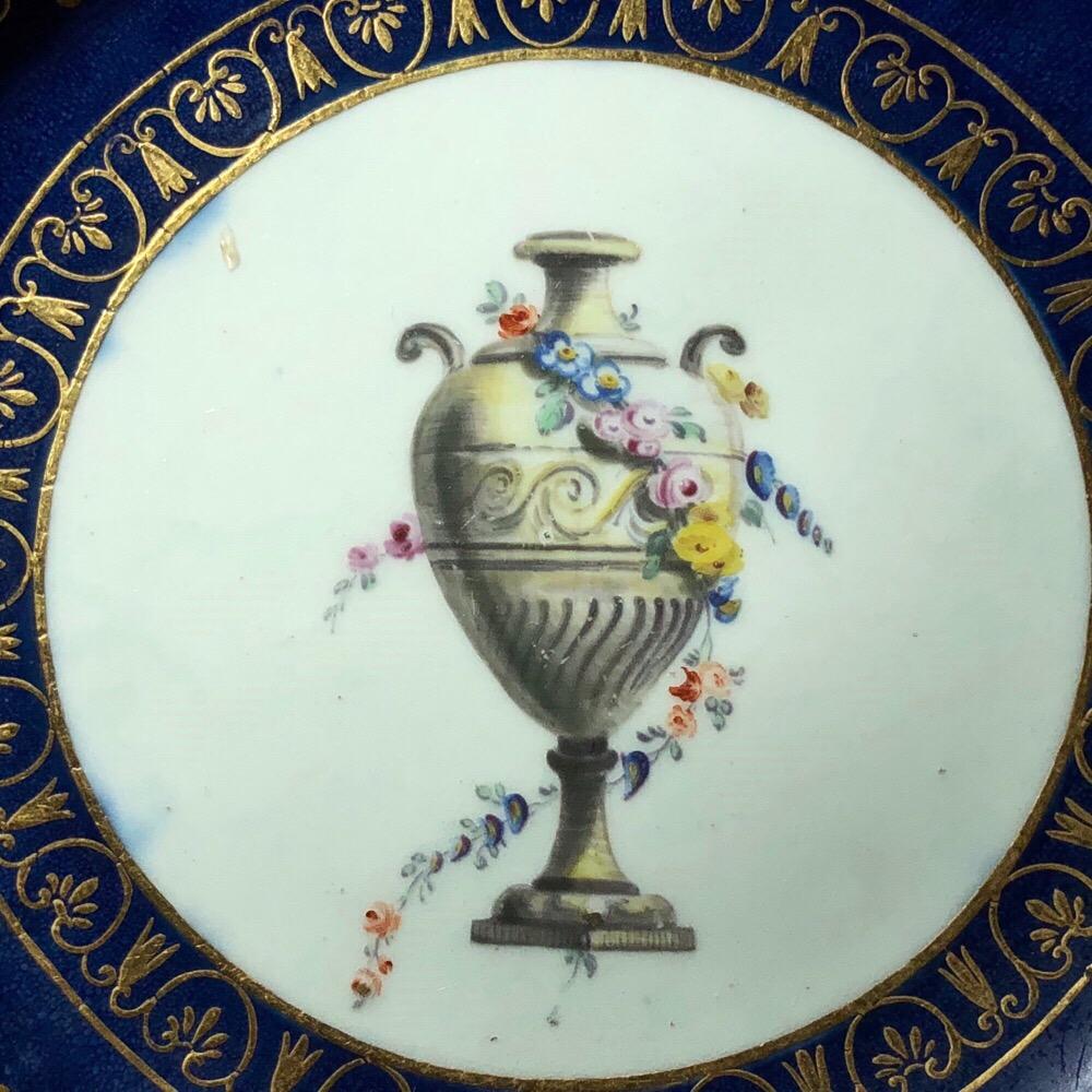 Anglais Assiette Worcester classique de James Giles, urne sur fond bleu poudre, vers 1775 en vente