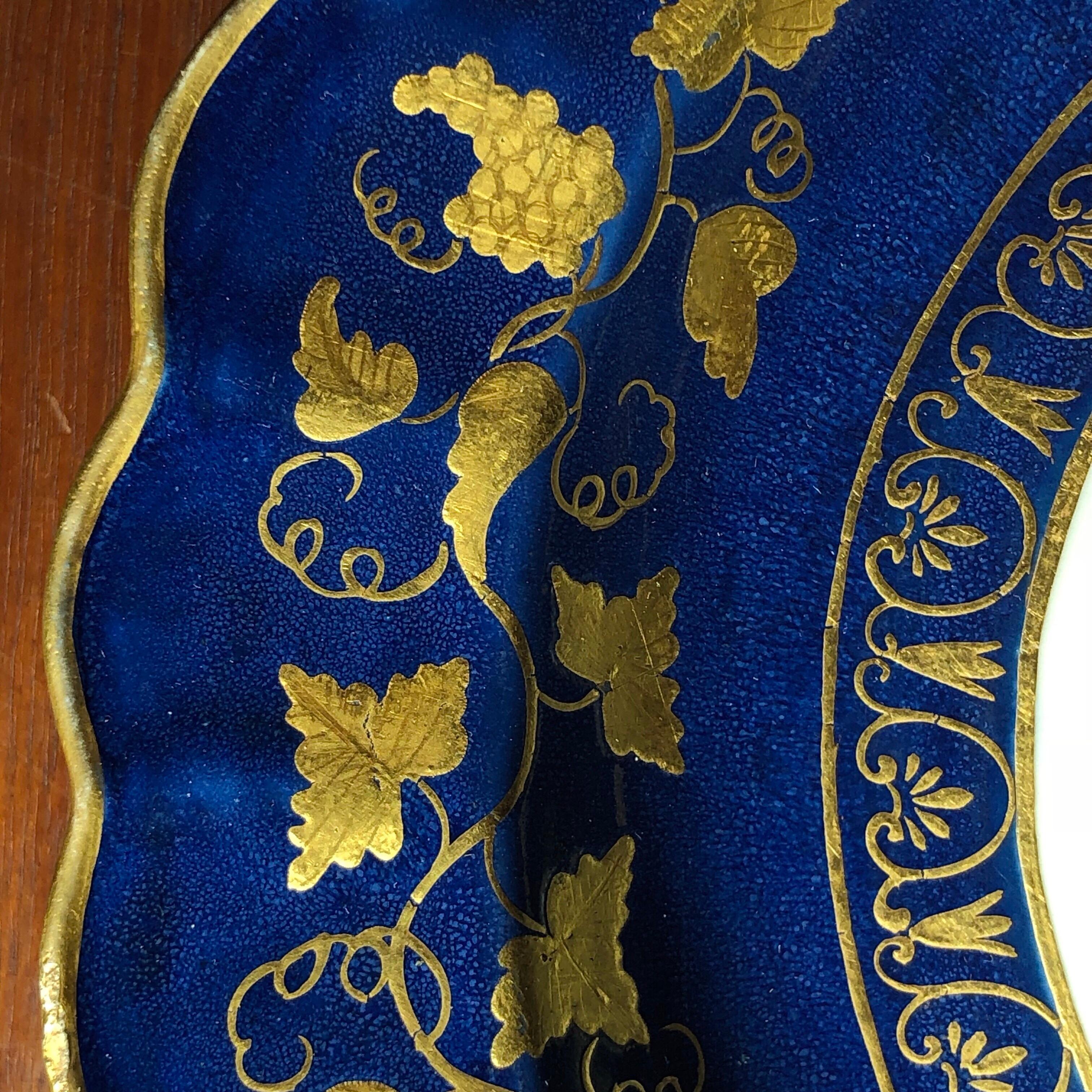 Assiette Worcester classique de James Giles, urne sur fond bleu poudre, vers 1775 Bon état - En vente à Geelong, Victoria