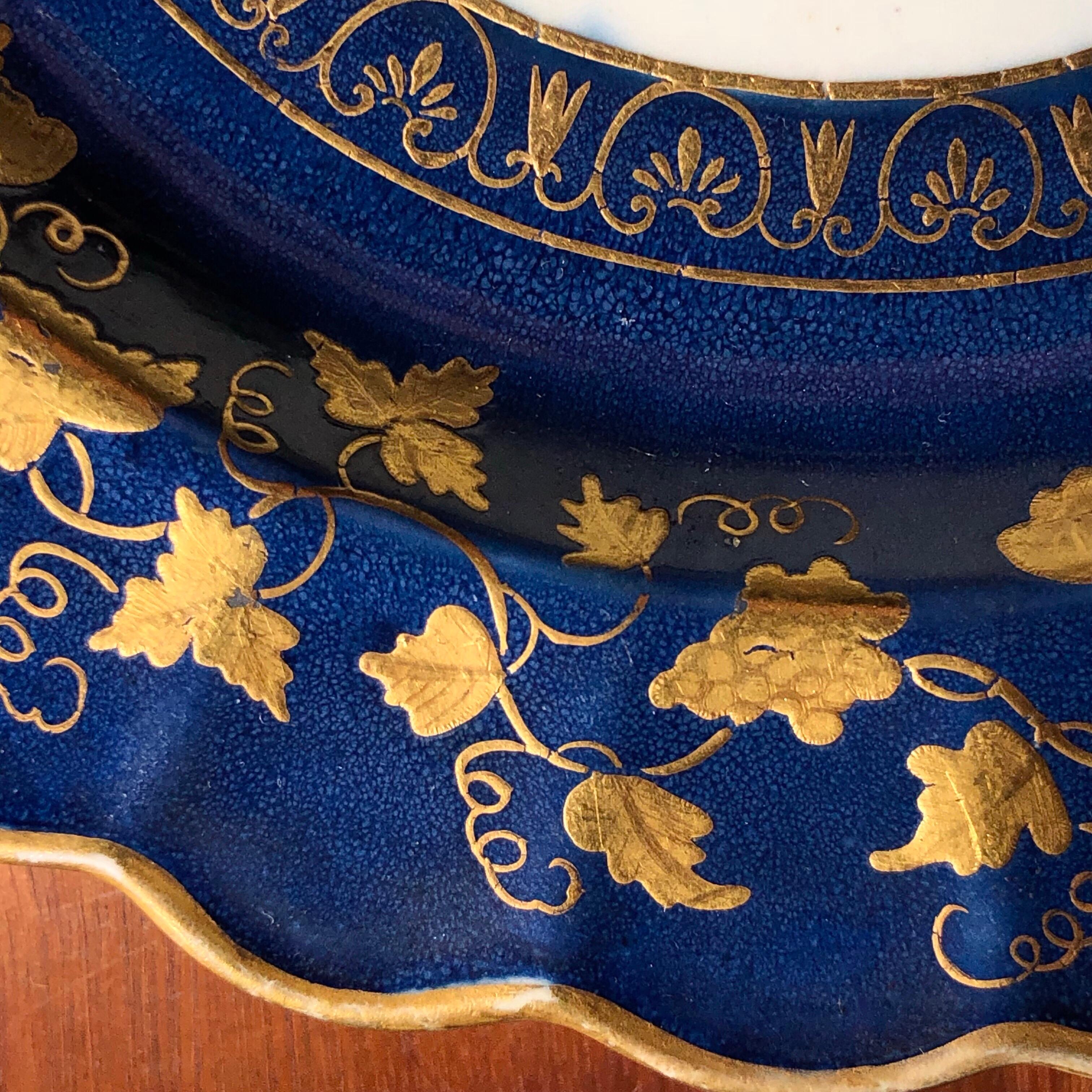 Fin du XVIIIe siècle Assiette Worcester classique de James Giles, urne sur fond bleu poudre, vers 1775 en vente