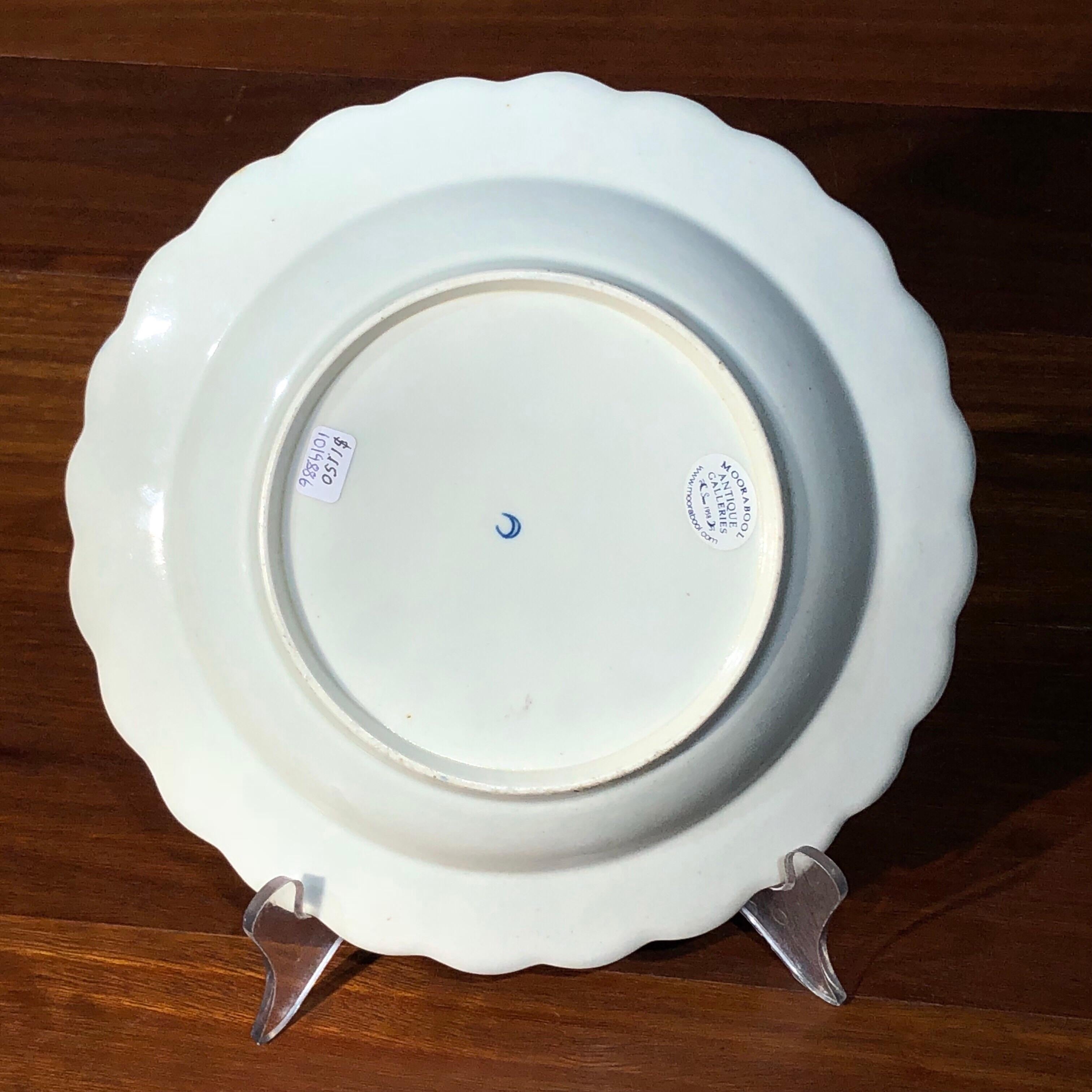 Porcelaine Assiette Worcester classique de James Giles, urne sur fond bleu poudre, vers 1775 en vente