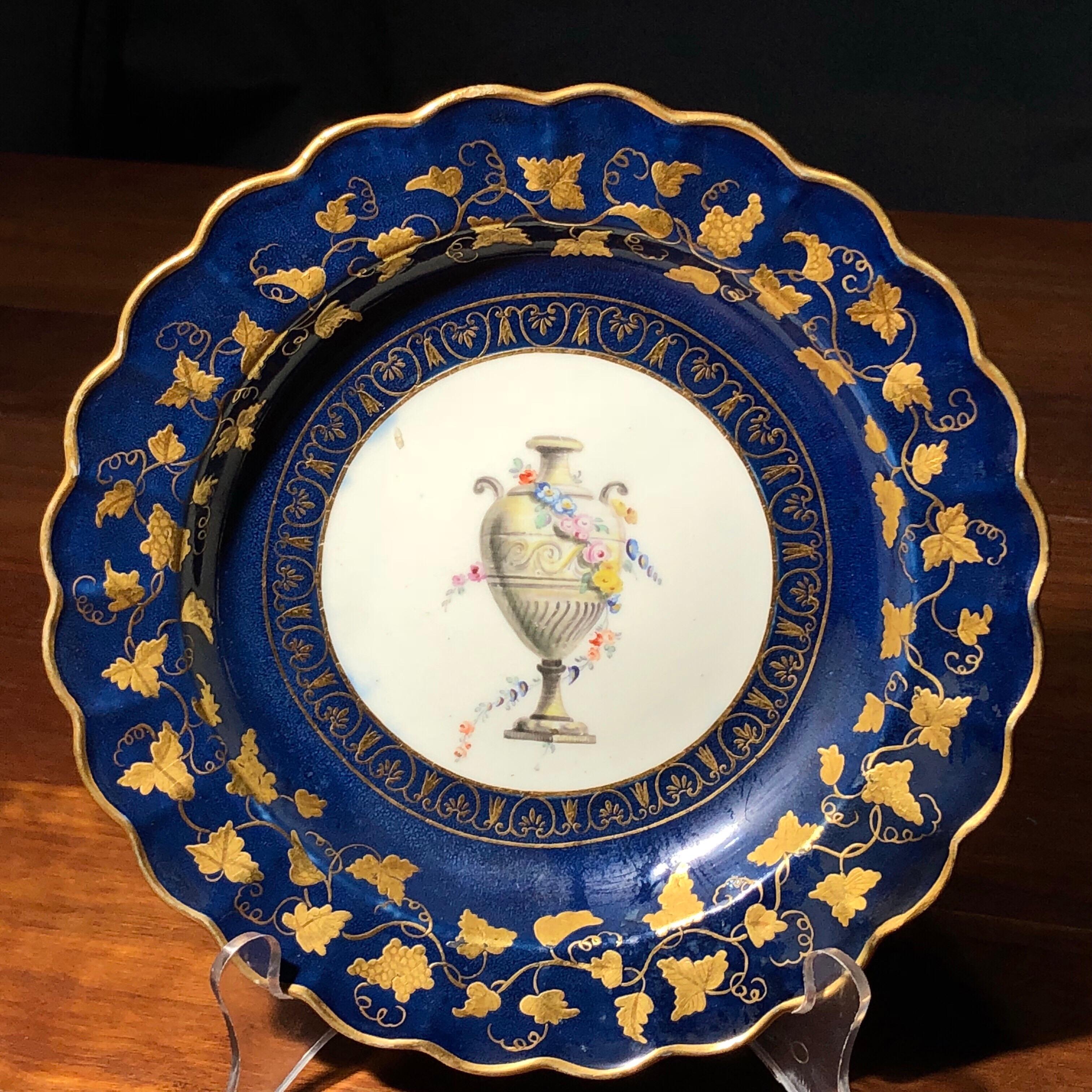 Assiette Worcester classique de James Giles, urne sur fond bleu poudre, vers 1775 en vente 1