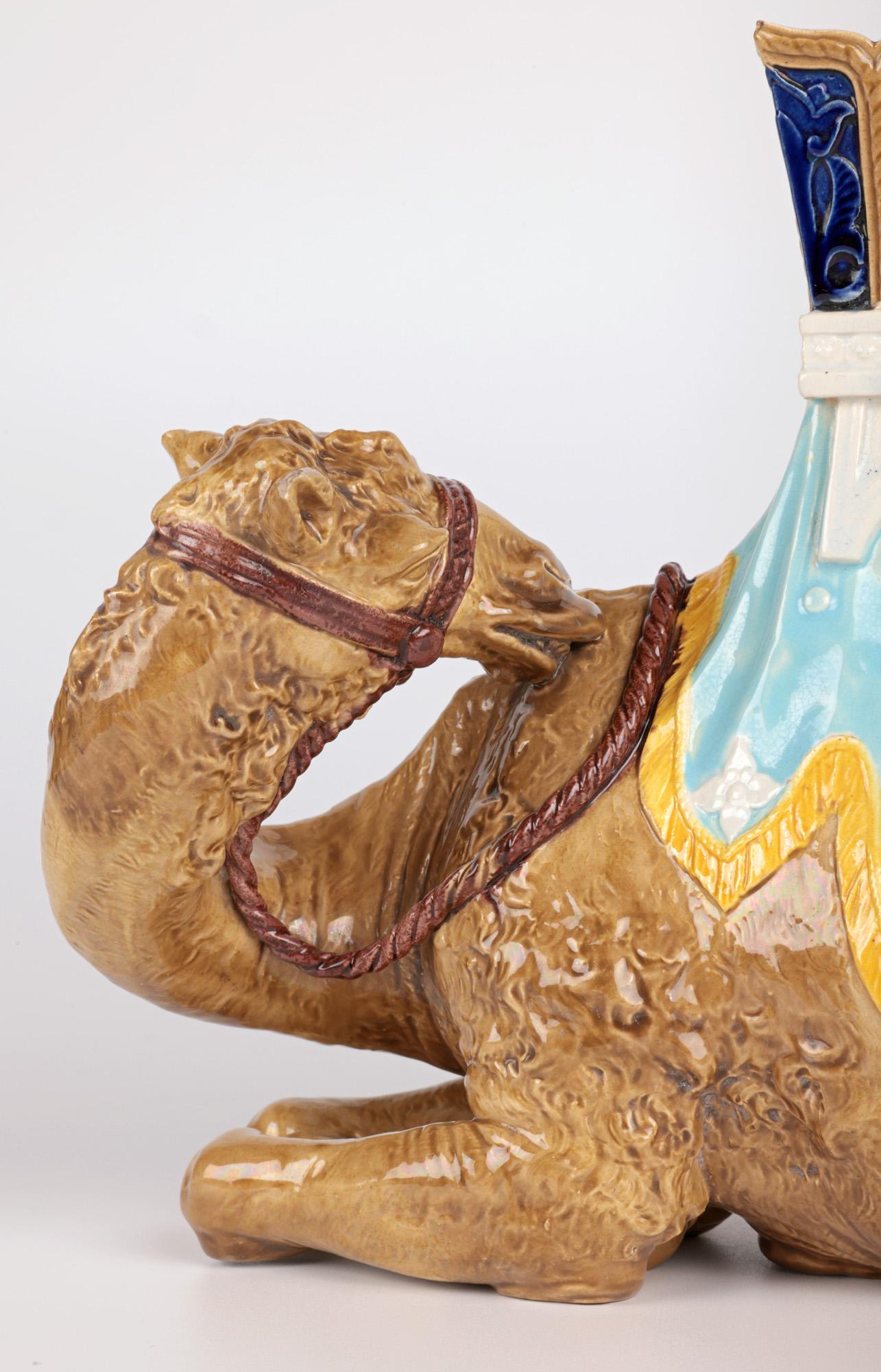 Eine sehr seltene und ungewöhnliche antike Royal Worcester Majolika-Keramik-Figur eines Kamels und einer Howdah vom berühmten Töpfer James Hadley (britisch, 1837-1903), datiert 22. Juni 1870. 

James Hadley war ein englischer Töpfer und Künstler,
