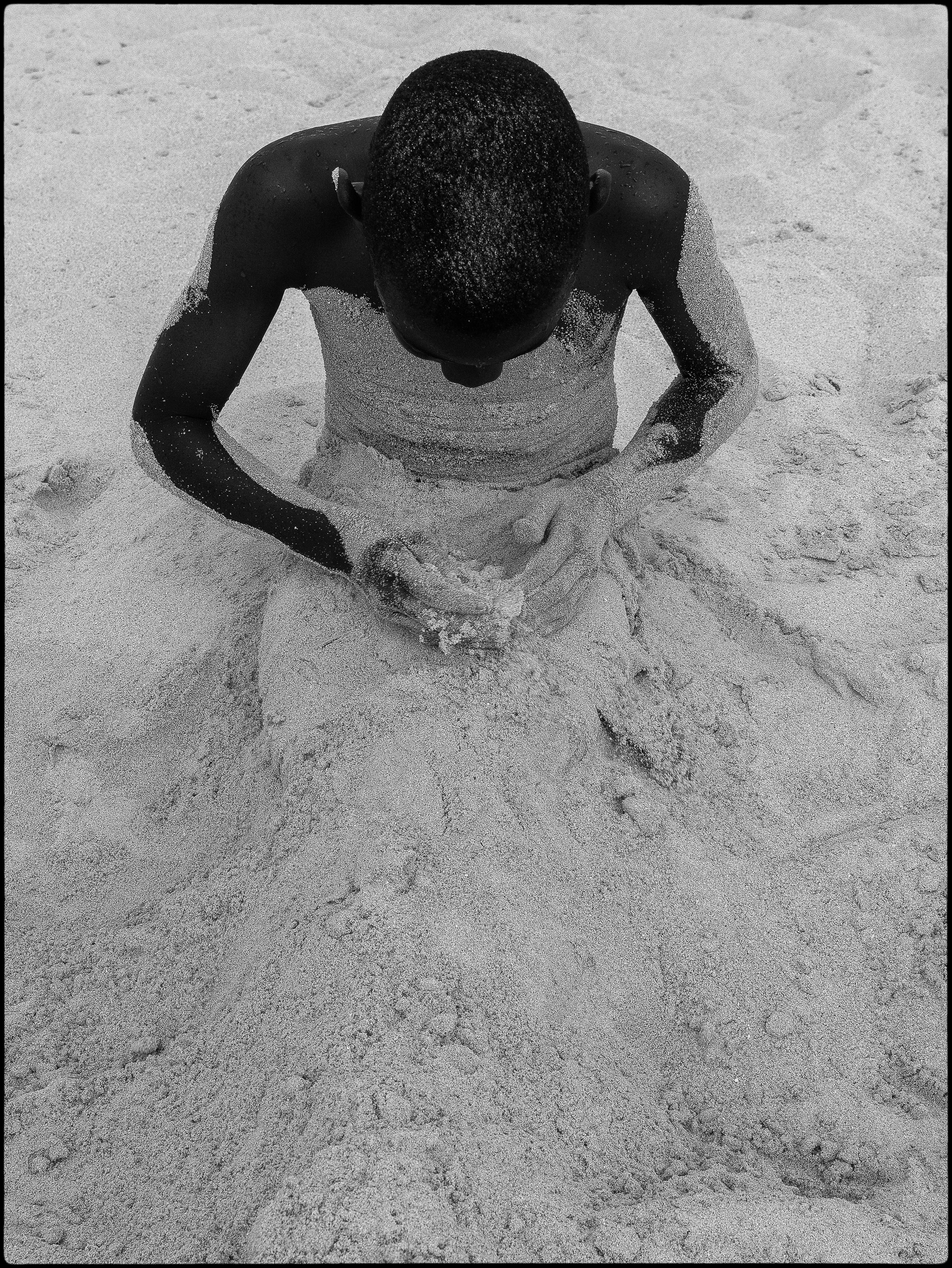 James Hayman Black and White Photograph – Boy on Beach, Anguilla (gerahmt)