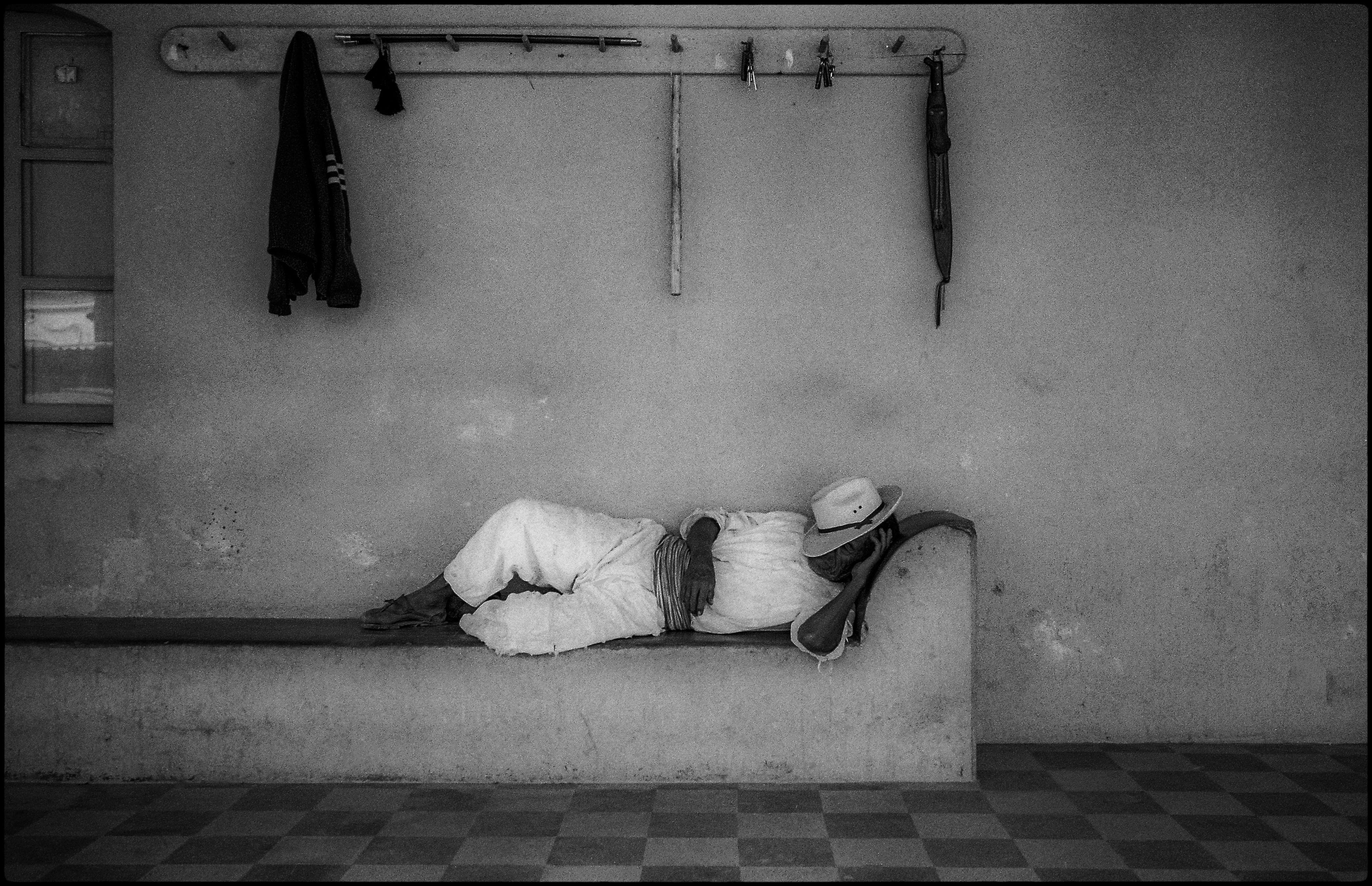 James Hayman Black and White Photograph – Man Sleeping, Oaxaca, 1976 (gerahmt)
