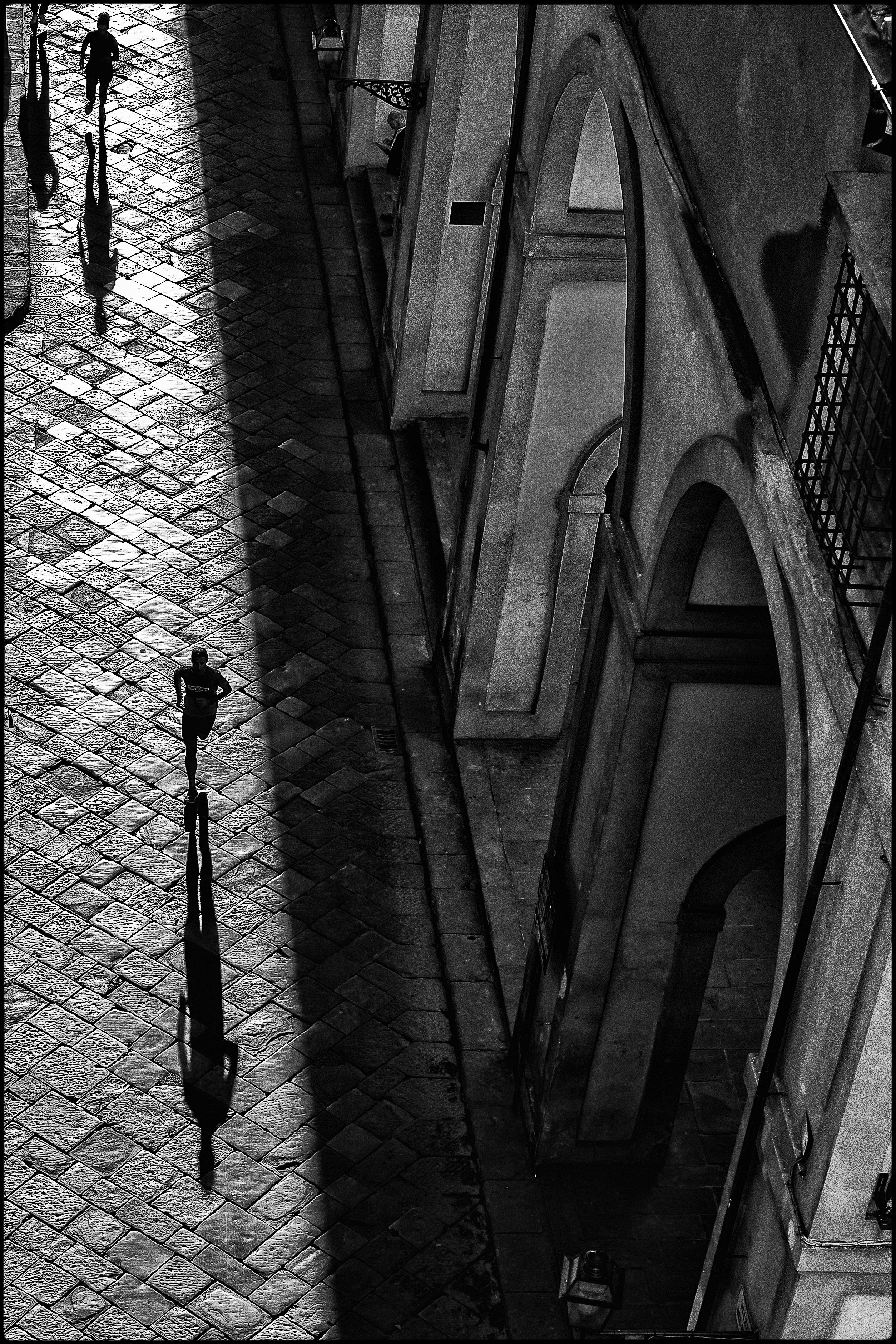 James Hayman Black and White Photograph – Schatten und Licht, Florenz (gerahmt)