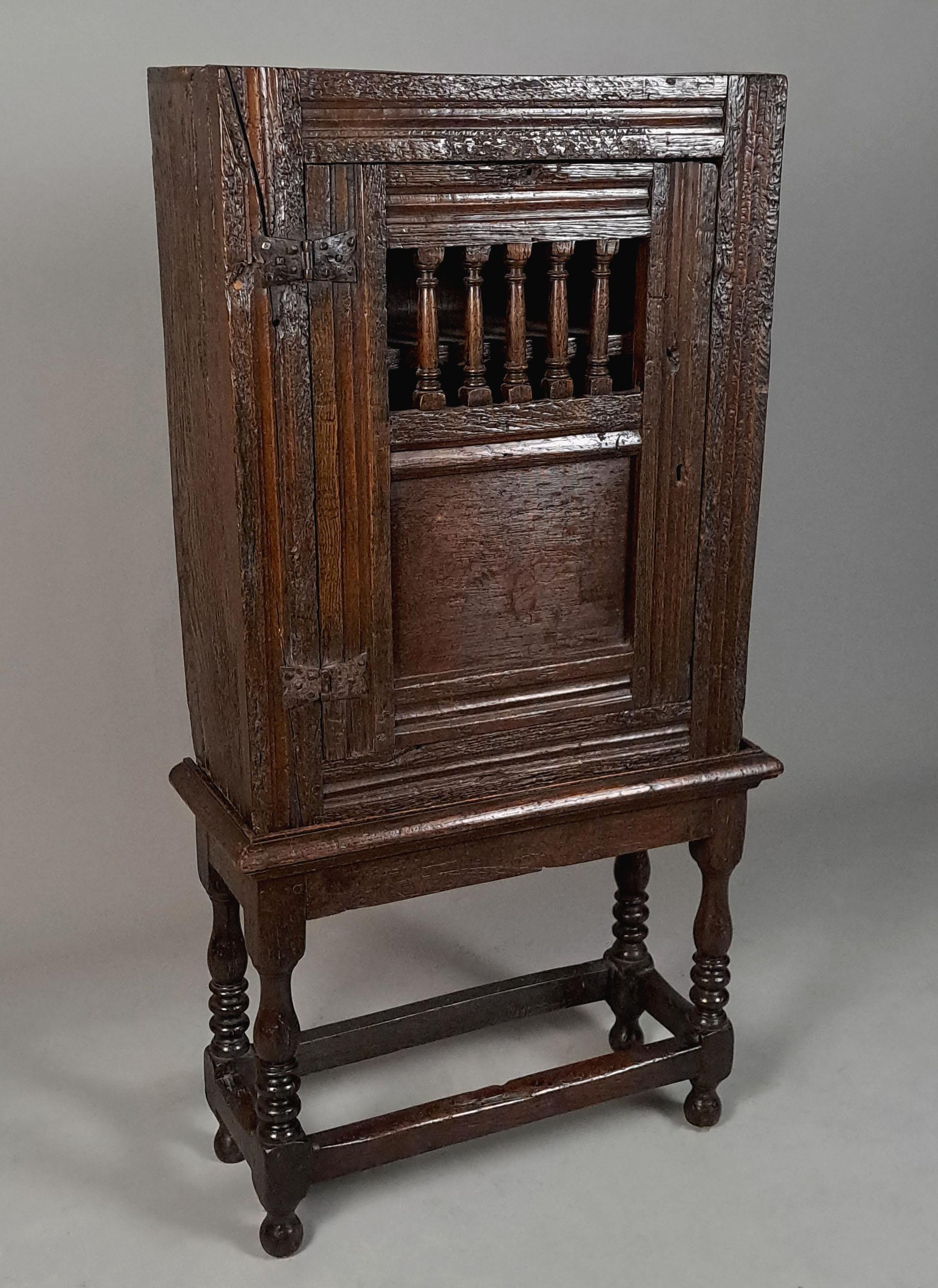 James I Oak Mural Livery Cupboard on Stand c. 1620 In Good Condition For Sale In Heathfield, GB