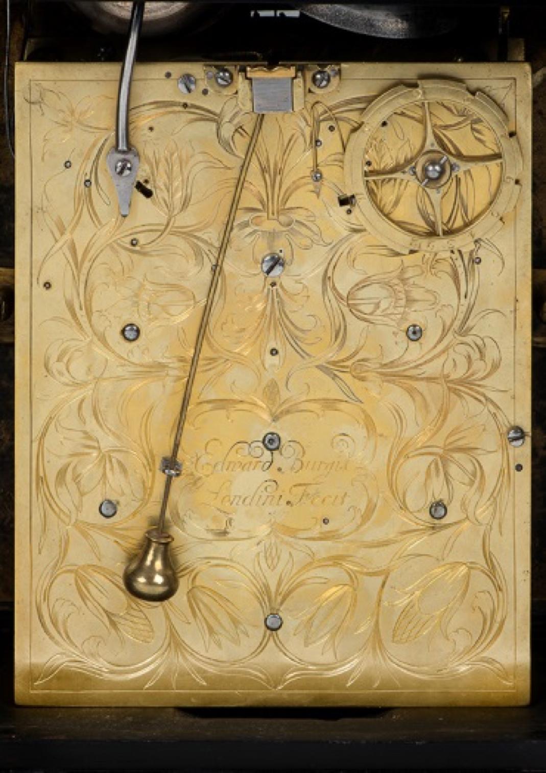 Eine seltene James II Ebenholz und vergoldetem Metall Korb-Top Viertel-Schlag Feder Tischuhr. Das verriegelte, quadratische 7 1/4-Zoll-Zifferblatt hat eine mattierte Mitte, einen versilberten und gravierten Ziffernring mit Schlag oder Stille über