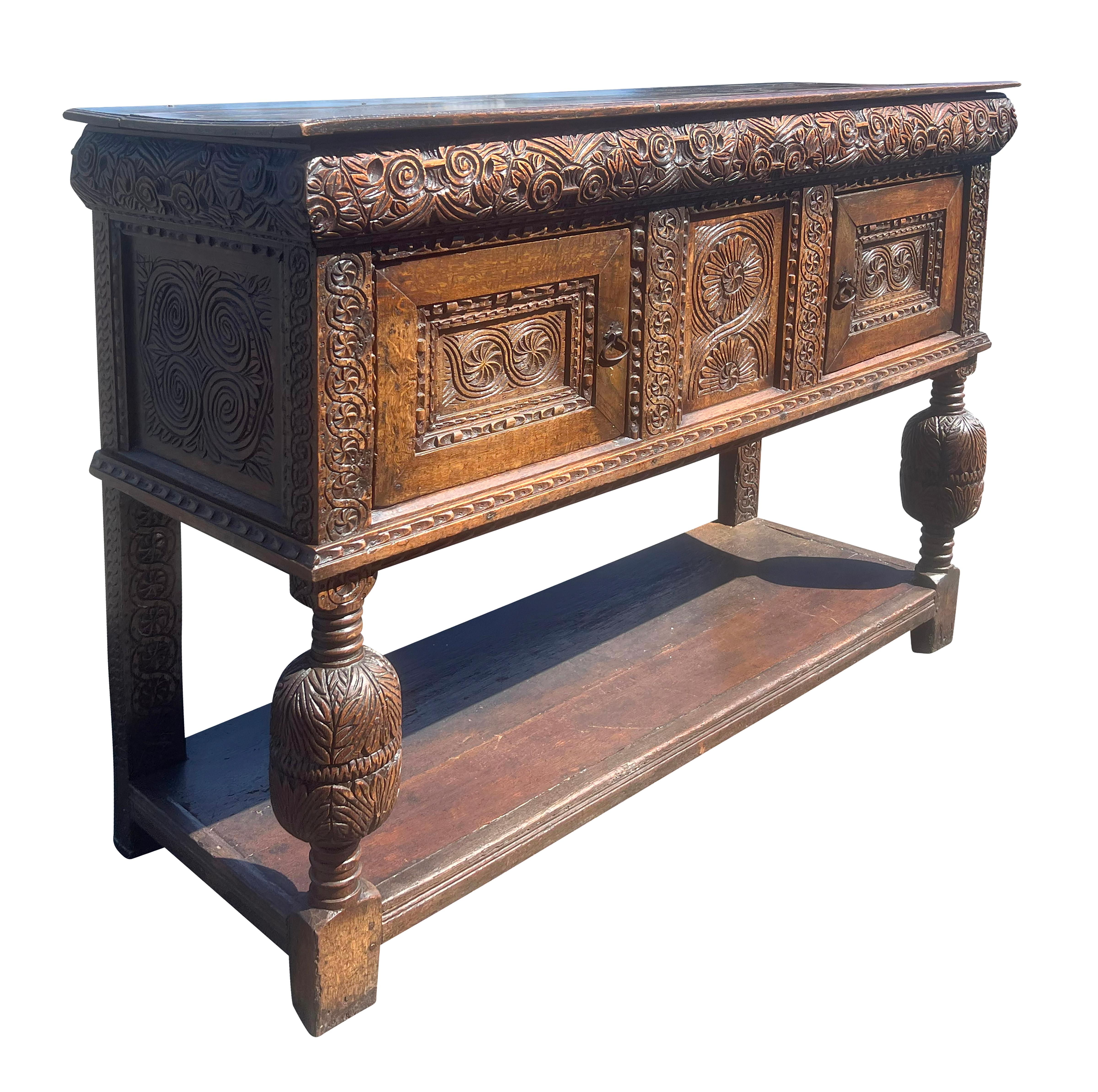 James II Eiche Hofschrank (James II.) im Angebot