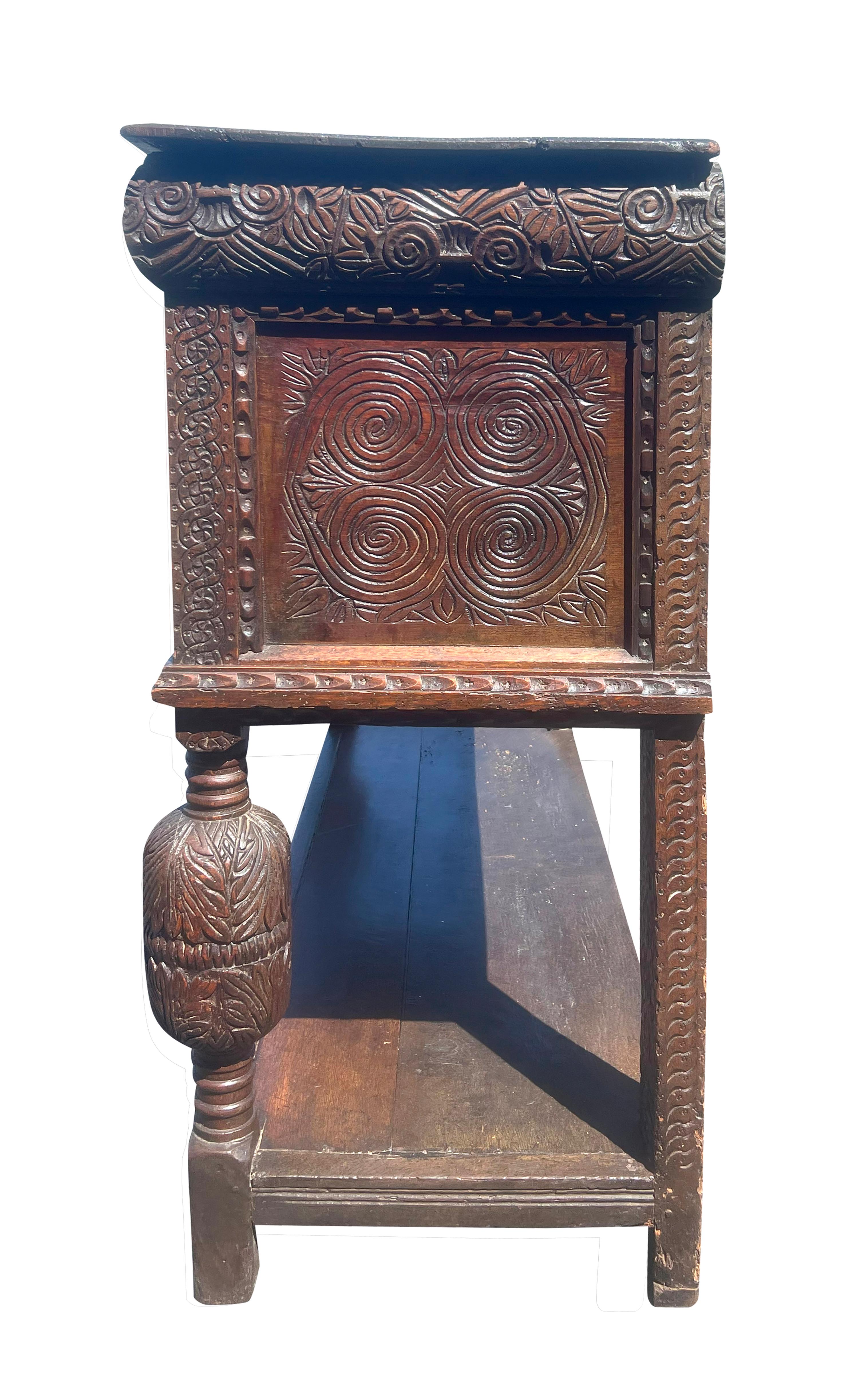 James II Eiche Hofschrank (Spätes 17. Jahrhundert) im Angebot