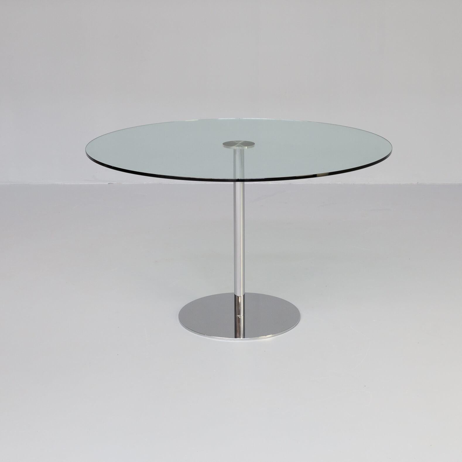 James Irvine designed the S1123 round table for Thonet. Irvine: They are formally reserved, robust and easy to care for – and therefore perfectly suitable for the contract segment. They fit into any environment. Columns chrome-plated, base plates