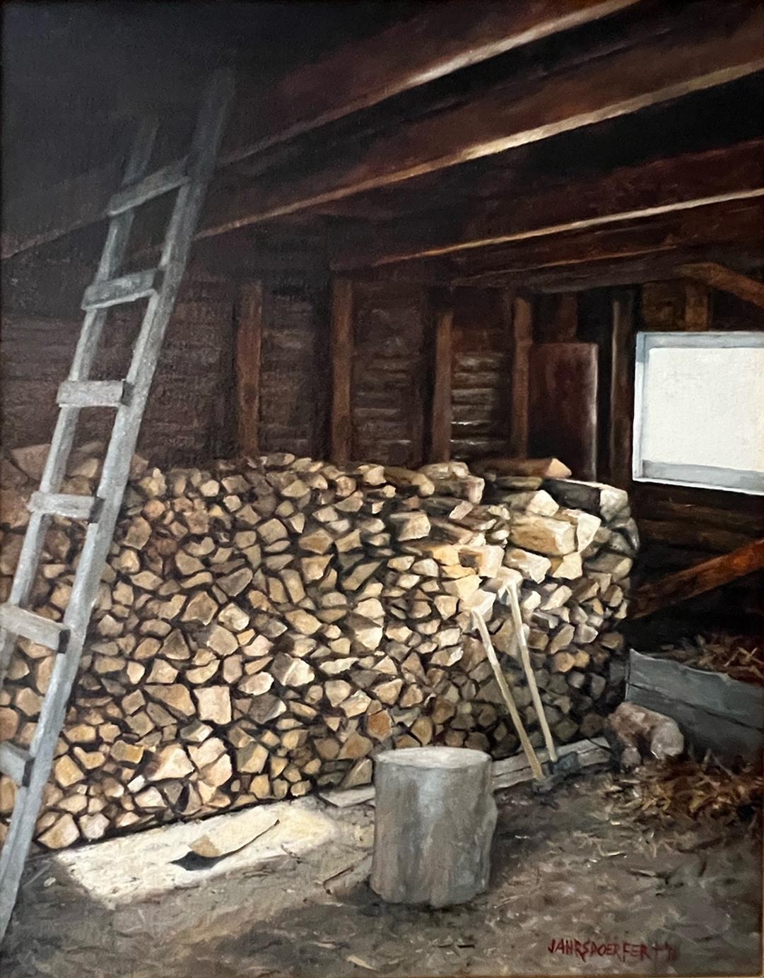Das Werk "In the Garage" ist ein 11x15 großes Ölgemälde auf Leinwand des Künstlers James Jahrsdoerfer, das einen Blick in das Innere einer Garage in ländlicher Umgebung zeigt, die für den Winter vorbereitet und organisiert ist. Die Holzstapel für