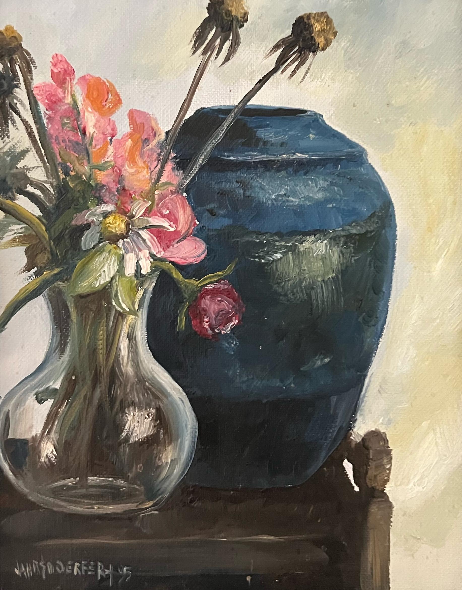 Cette œuvre, "Springtime in Still", est une peinture à l'huile sur toile 10x8 de l'artiste James Jarhsdoerfer représentant un vase en verre rempli de fleurs blanches et roses fraîchement coupées du jardin. Une cruche en céramique bleue est posée sur
