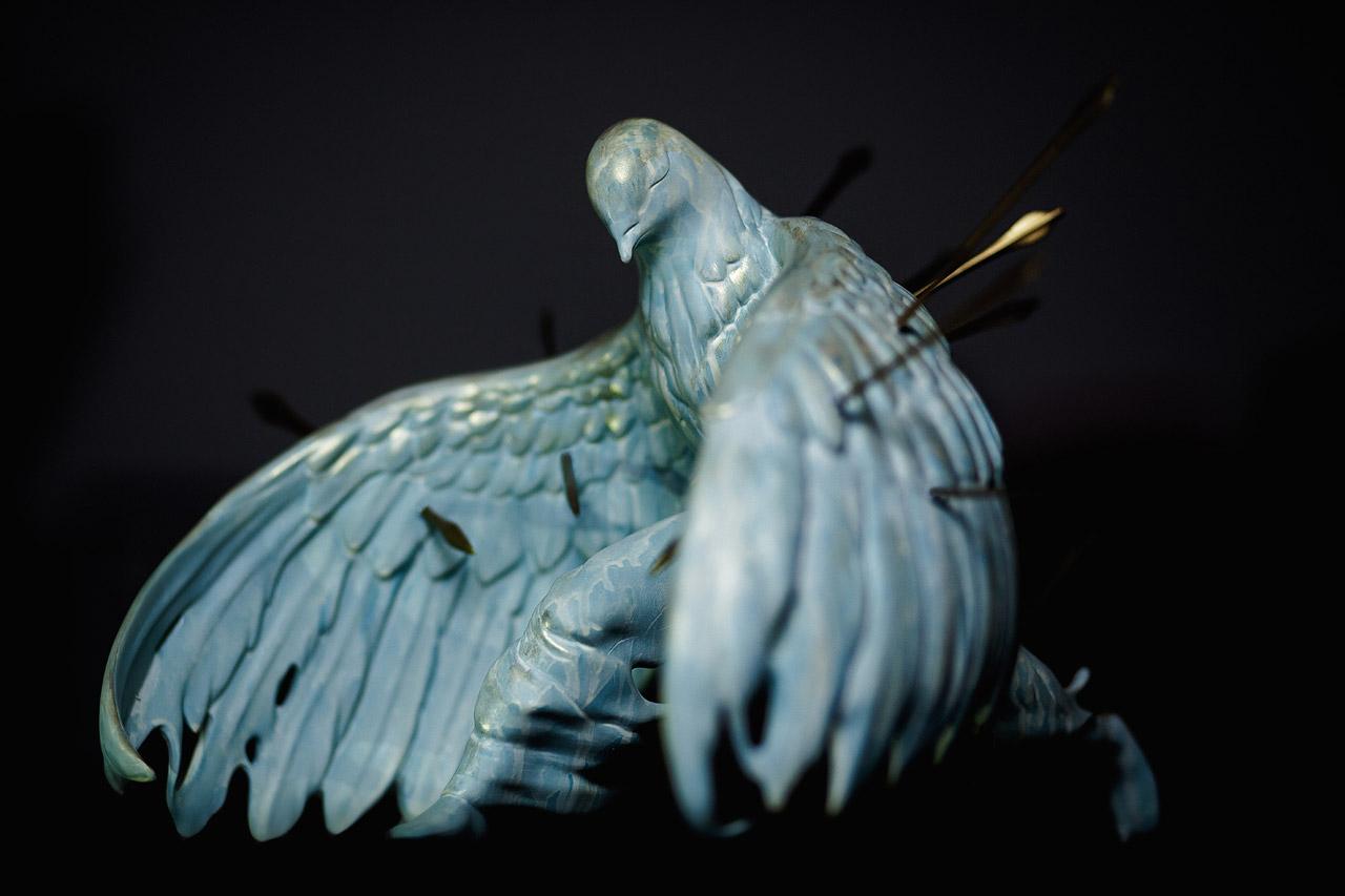 Inspirée du chef-d'œuvre d'Akira Kurosawa, Le Trône de sang (1957), cette magnifique sculpture de pigeon au corps transpercé d'une volée de flèches est une référence allégorique au protagoniste du film, le général Washizu. Le film transpose