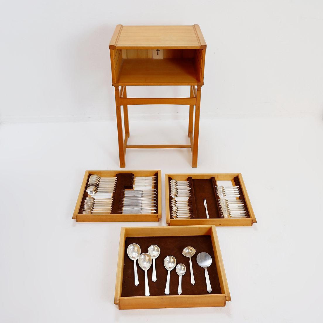 Mueble James Krenov con juego de Cubiertos 