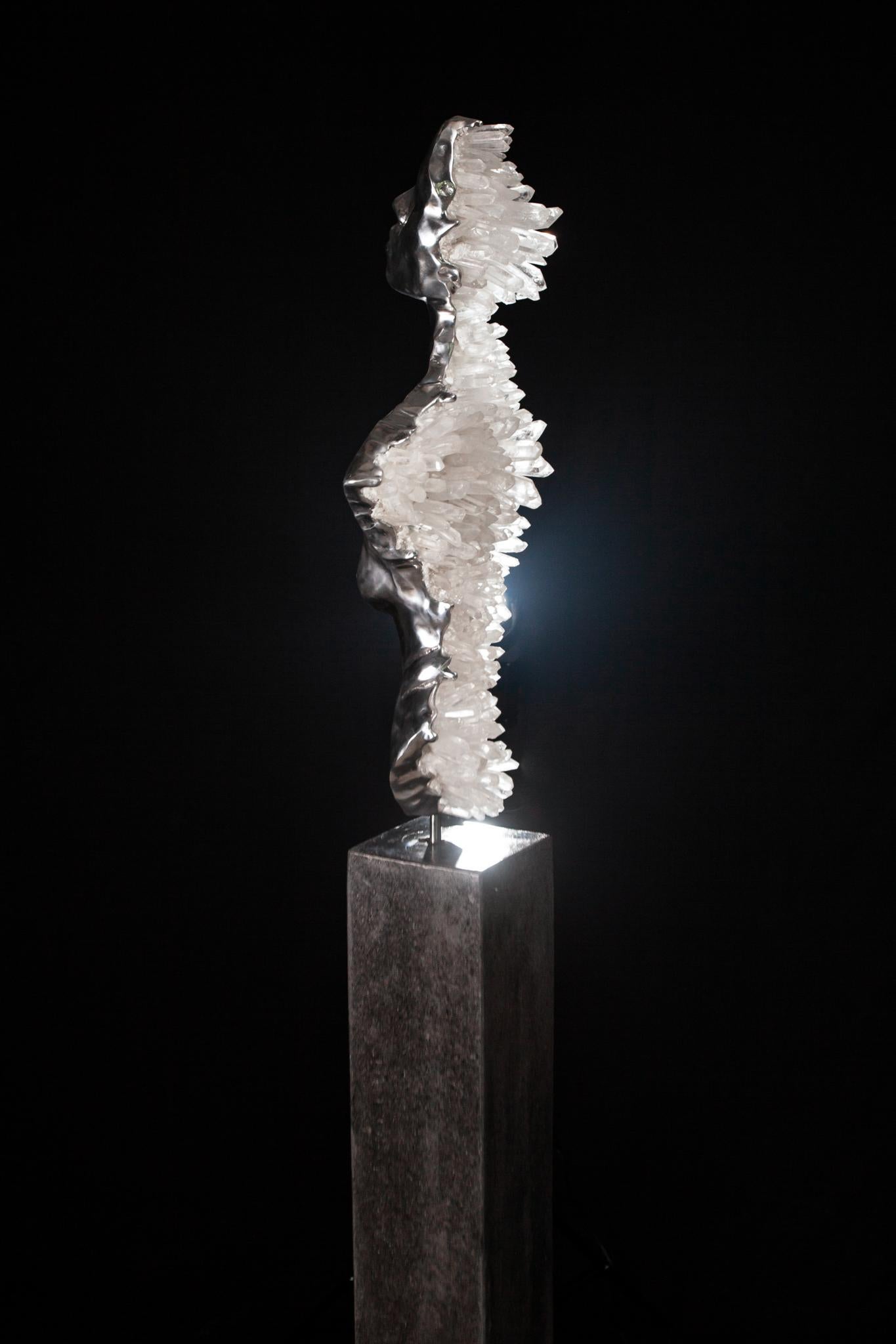 Die Skulptur ist aus patinierter Bronze mit natürlich vorkommenden Amethystkristallen. 

Einzigartige Ausgabe.
Halber Torso.

Der Sockel aus Zement ist ein Unikat, das im Studio unter den wachsamen Augen des Künstlers handgefertigt wird.

Bei dem