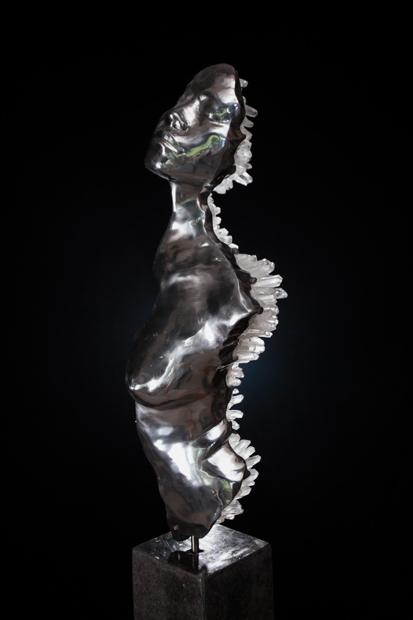 LIMINALER ZUSTAND  Klare Quarzkristalle, Aluminium-Skulptur