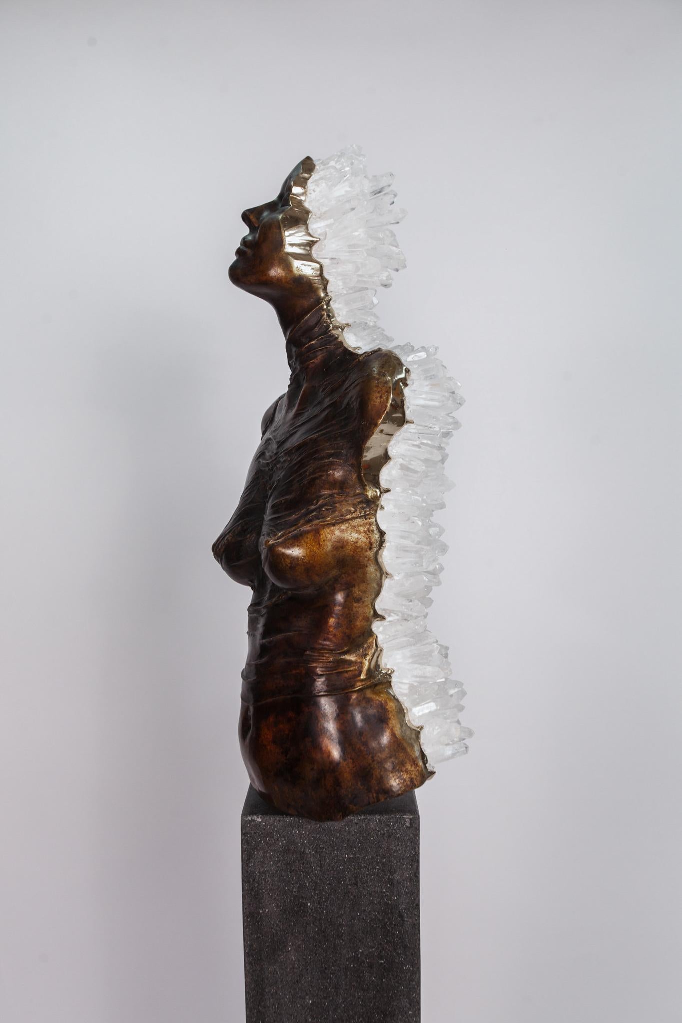 ÉTAT LIMINAL  Cristaux de quartz transparents, sculpture en bronze en vente 9