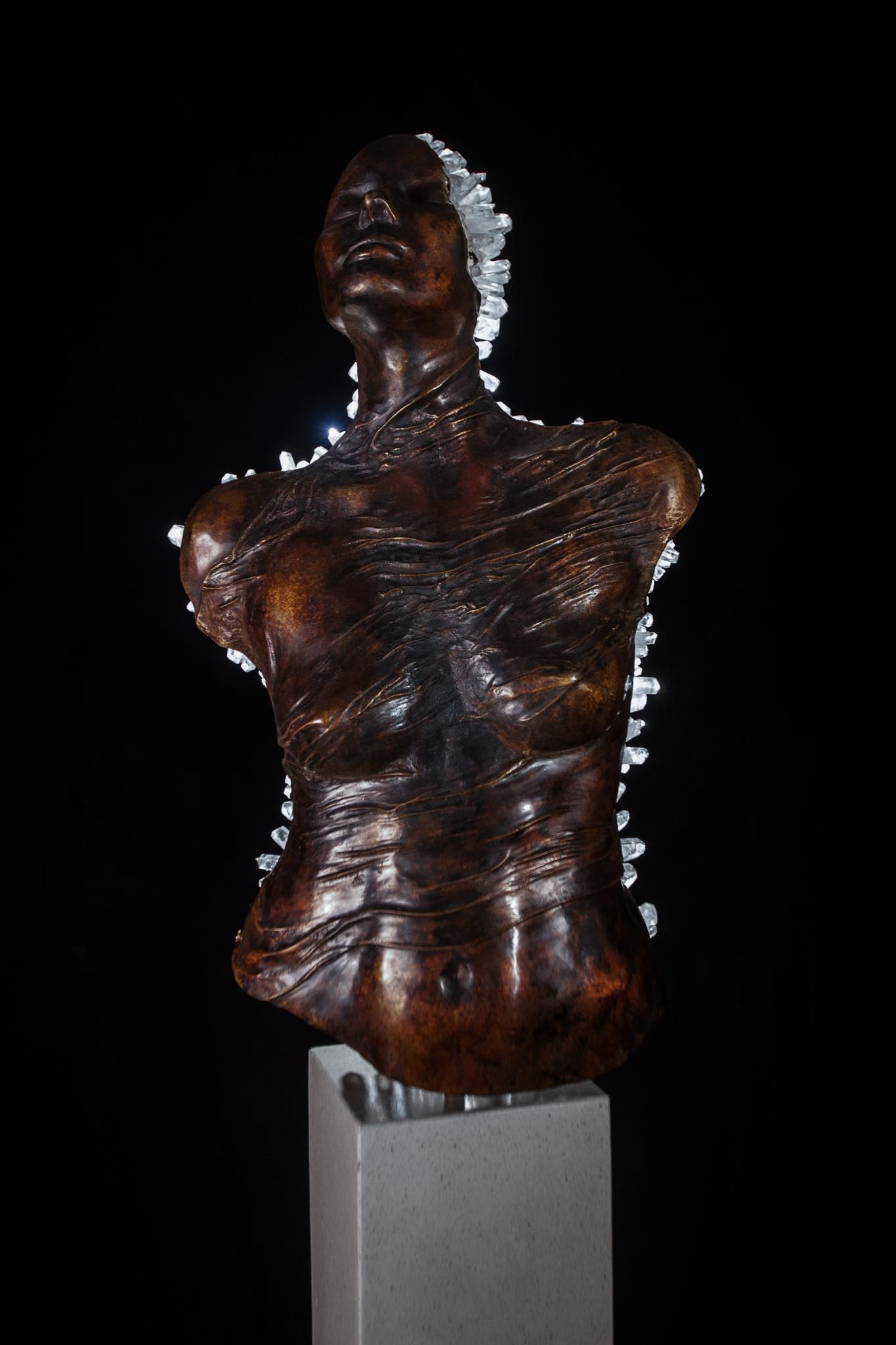 ÉTAT LIMINAL  Cristaux de quartz transparents, sculpture en bronze - Sculpture de James Lomax