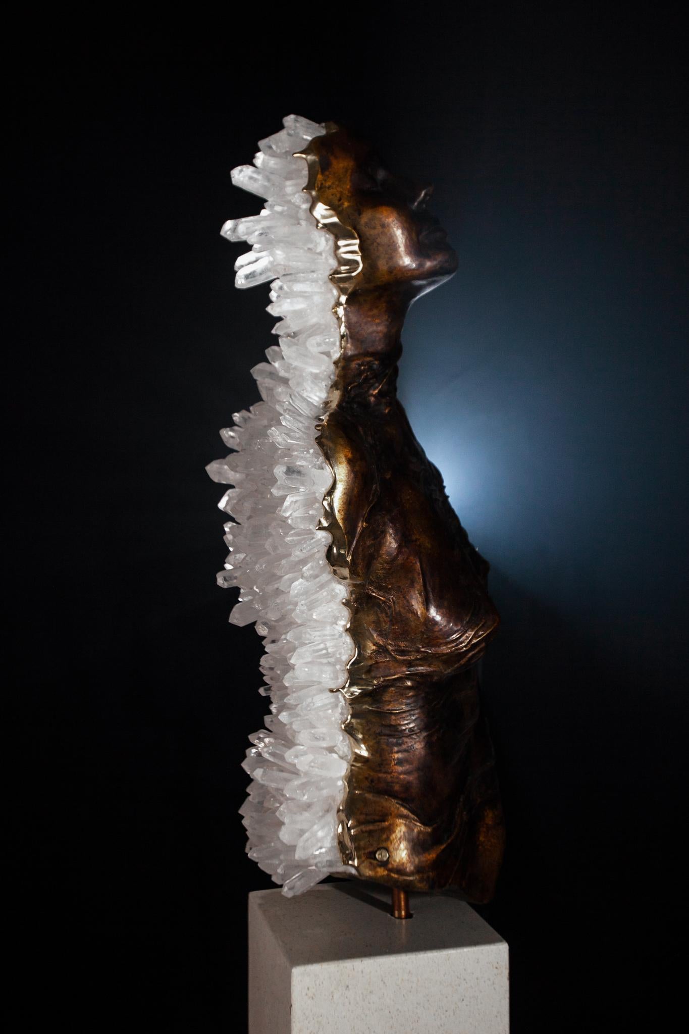 ÉTAT LIMINAL  Cristaux de quartz transparents, sculpture en bronze - Contemporain Sculpture par James Lomax