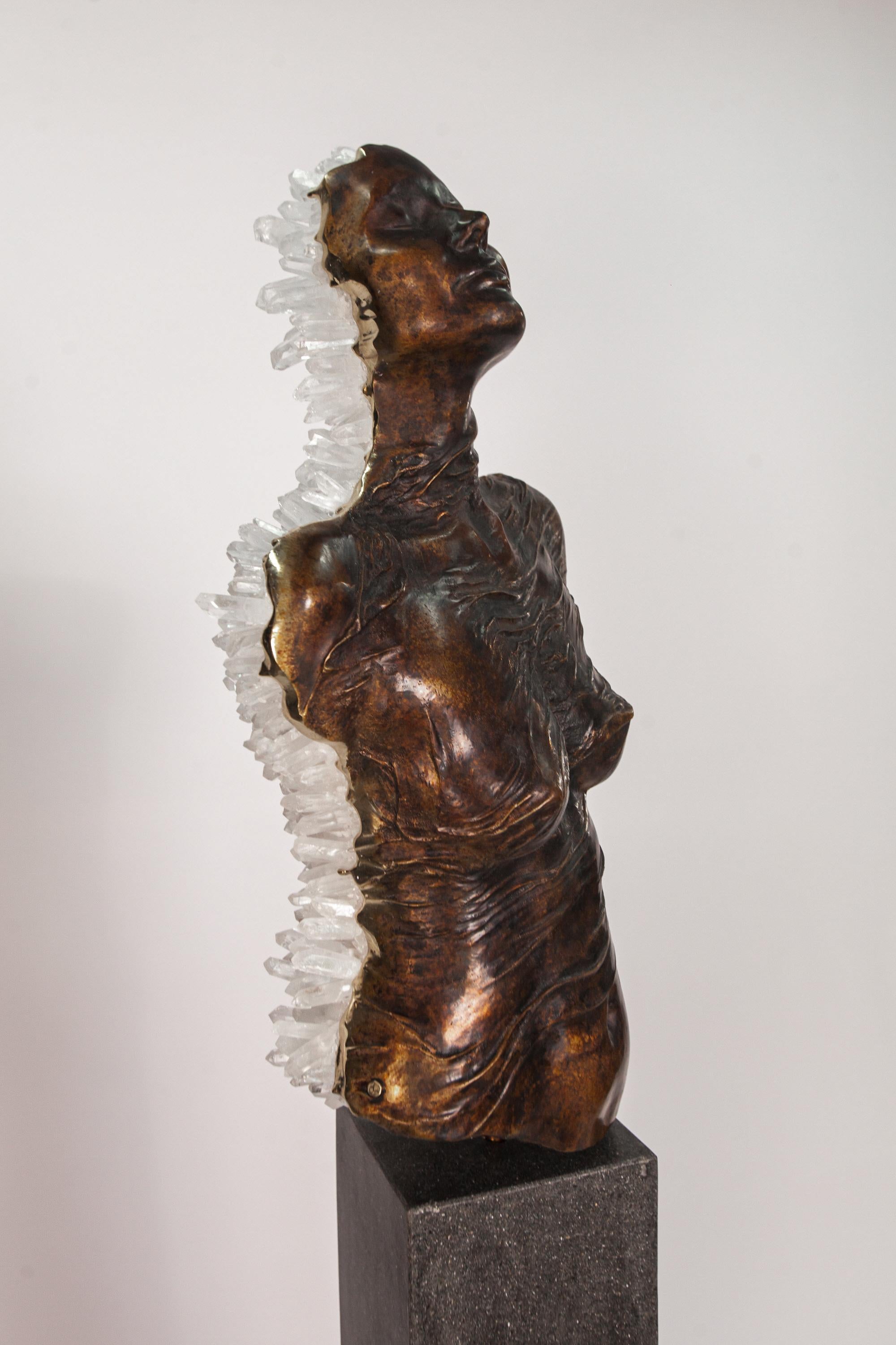 ÉTAT LIMINAL  Cristaux de quartz transparents, sculpture en bronze en vente 3