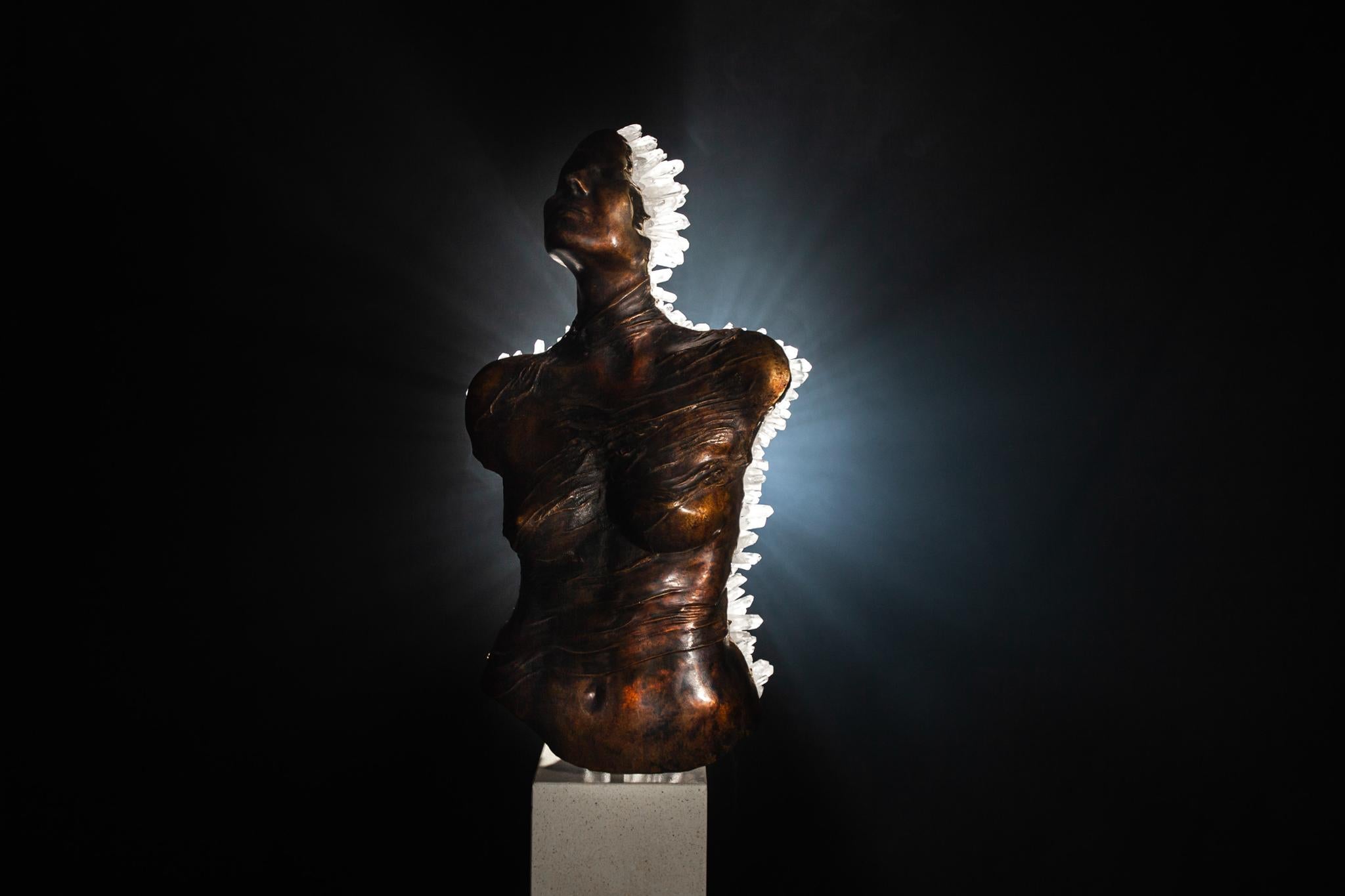 Figurative Sculpture James Lomax - ÉTAT LIMINAL  Cristaux de quartz transparents, sculpture en bronze