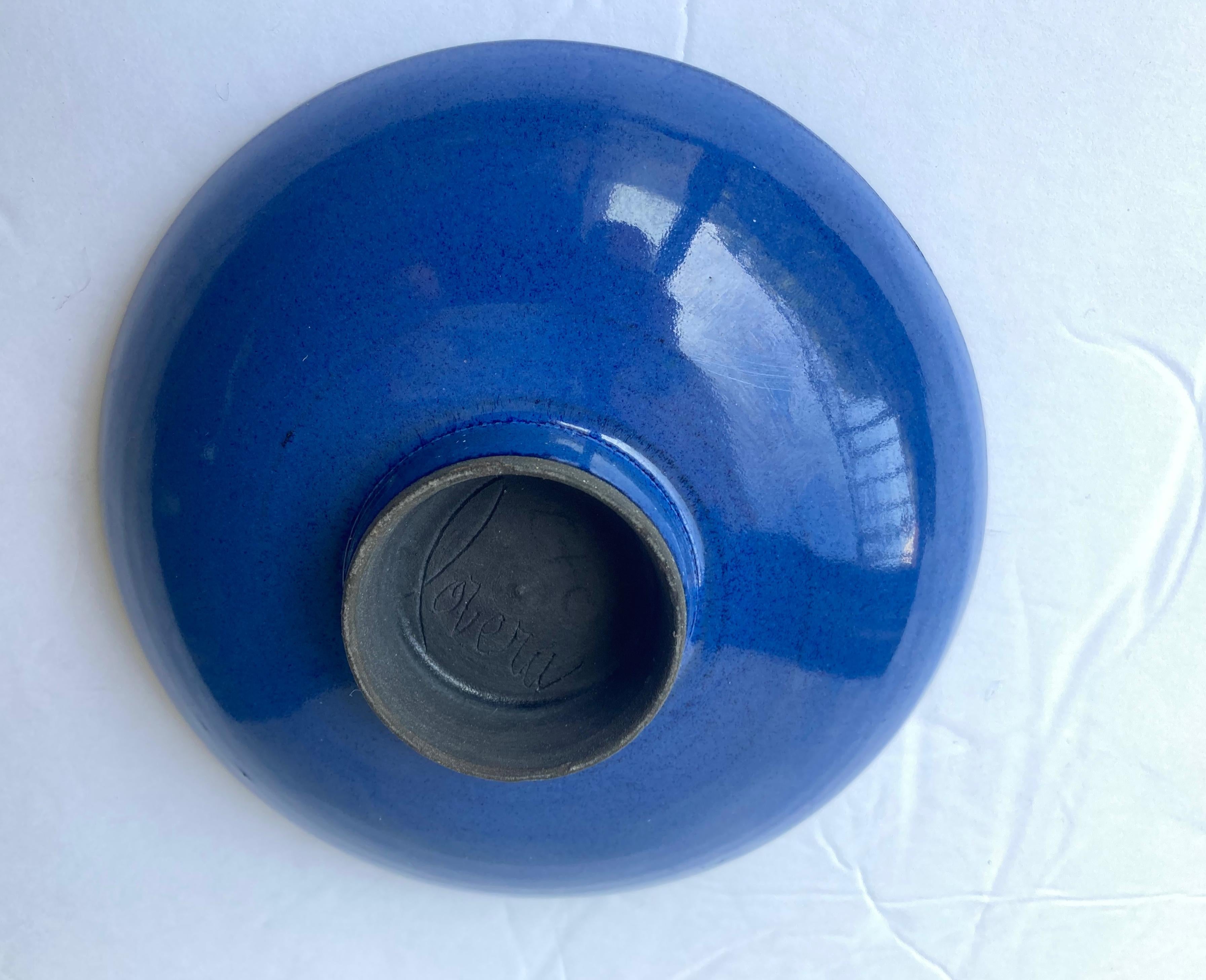 Blaue Schale von James Lovera aus Keramik/Töpfer/Porzellan mit Fuß, signiert (Moderne) im Angebot