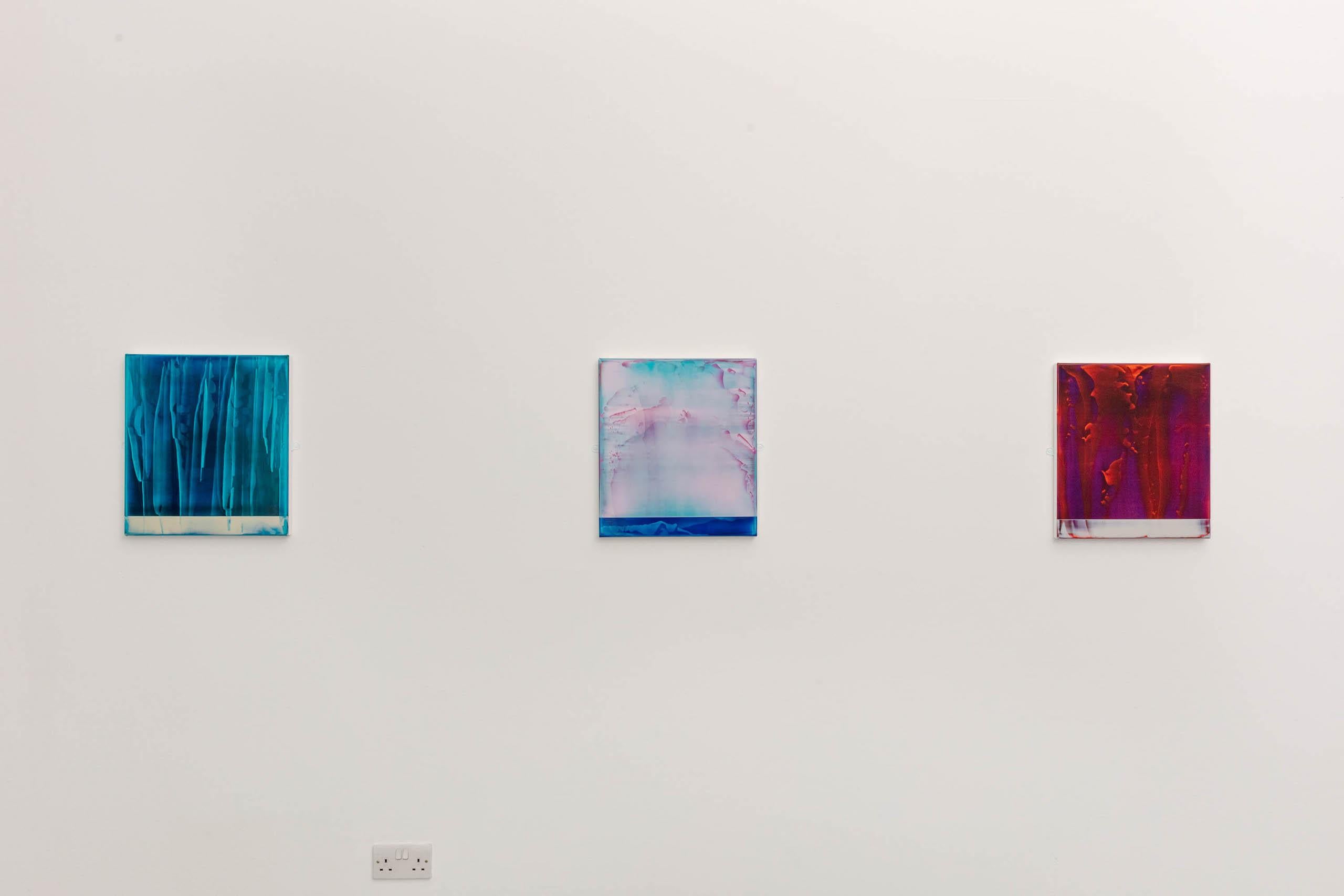 Echoes (2/19) von James Lumsden - Abstraktes Farbgemälde, violett und leuchtendes Rot im Angebot 10