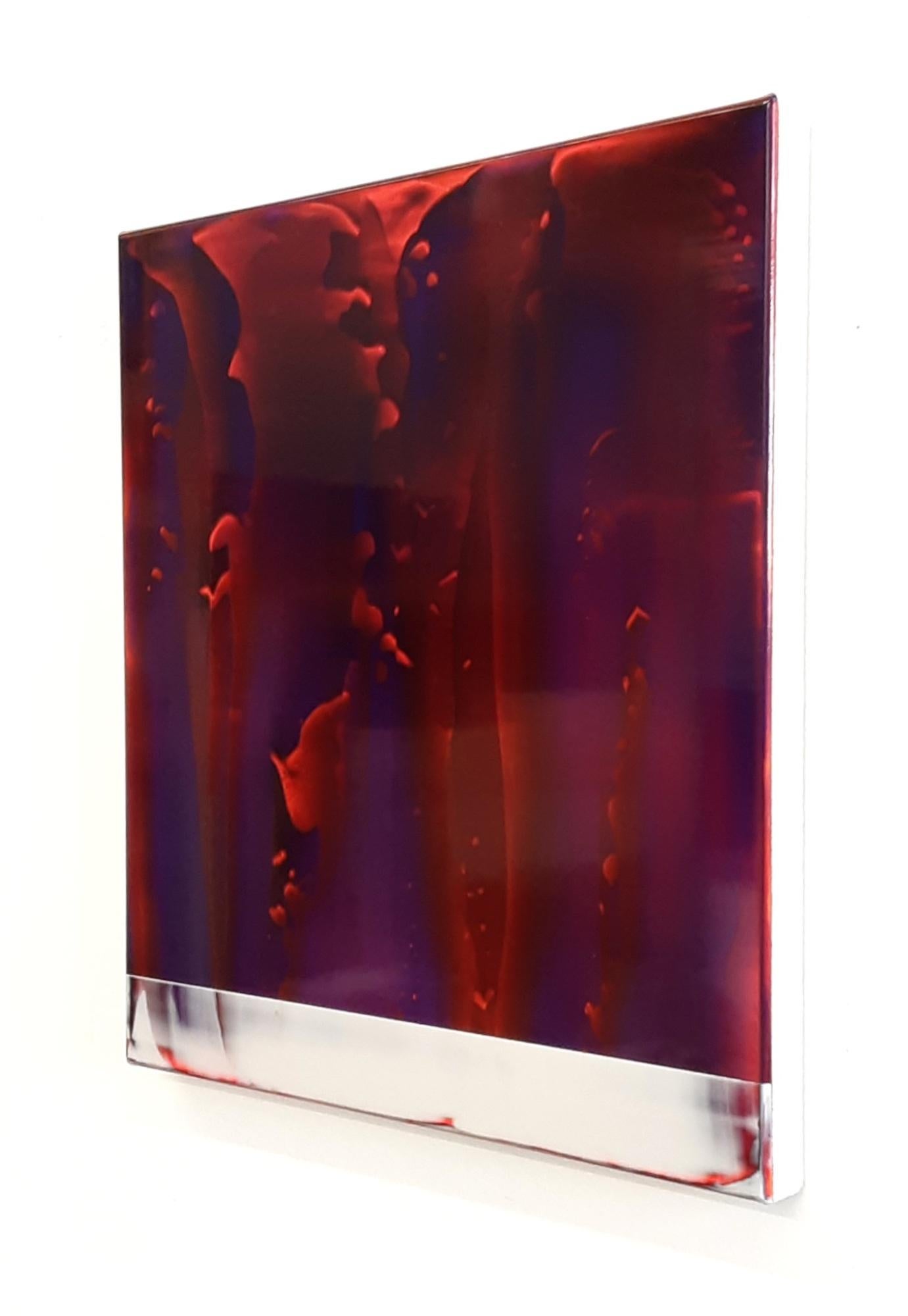 Echoes (2/19) von James Lumsden - Abstraktes Farbgemälde, violett und leuchtendes Rot im Angebot 3