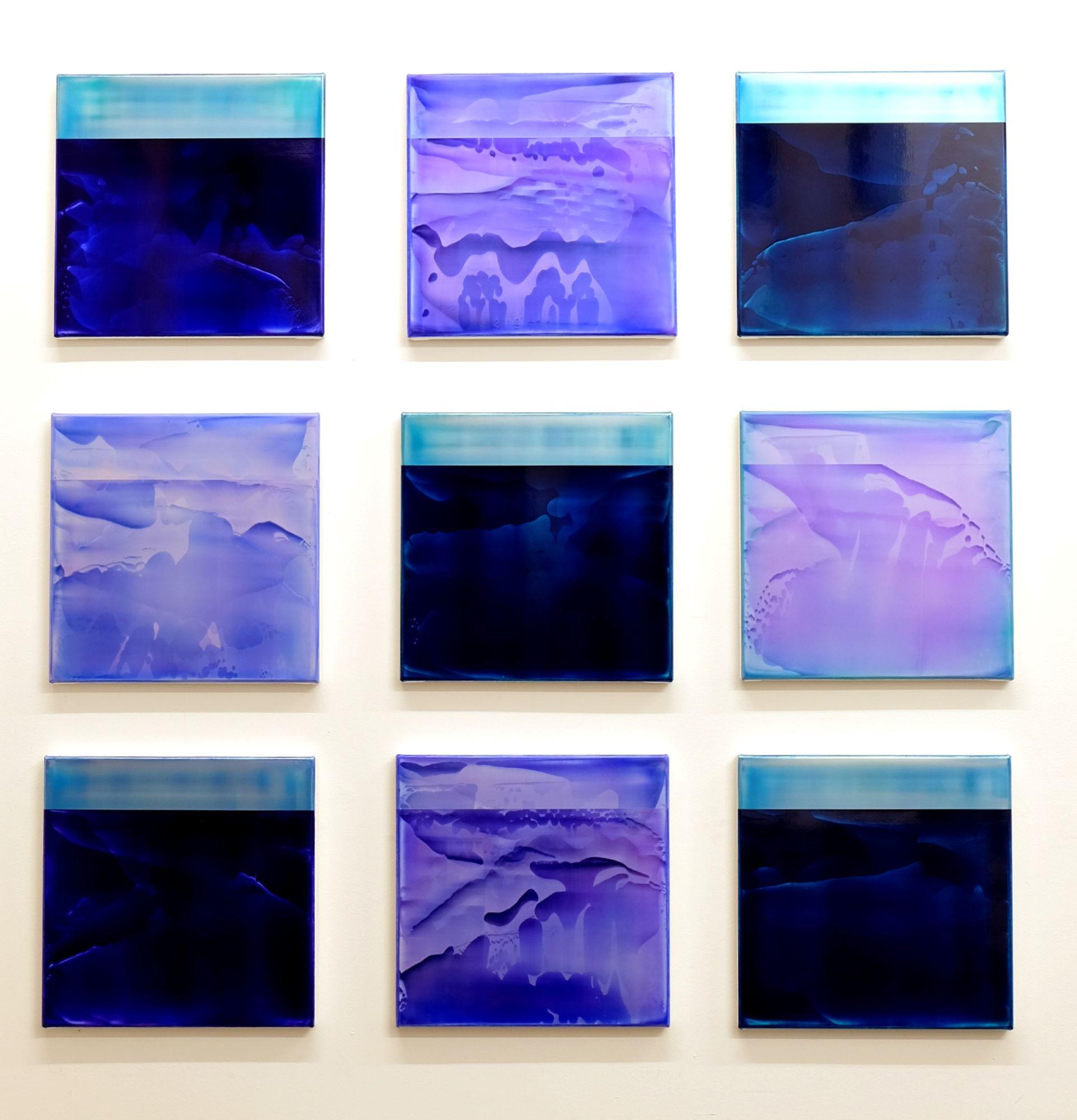 Point Series (Strata) #15, 16, 17, 18, 19, 20, 21, 22, 23 ist eine Installation, die aus 9 einzigartigen Gemälden des zeitgenössischen Künstlers James Lumsden in Acryl auf Leinwand mit glänzender und matter Oberfläche besteht und die Maße 125 × 125