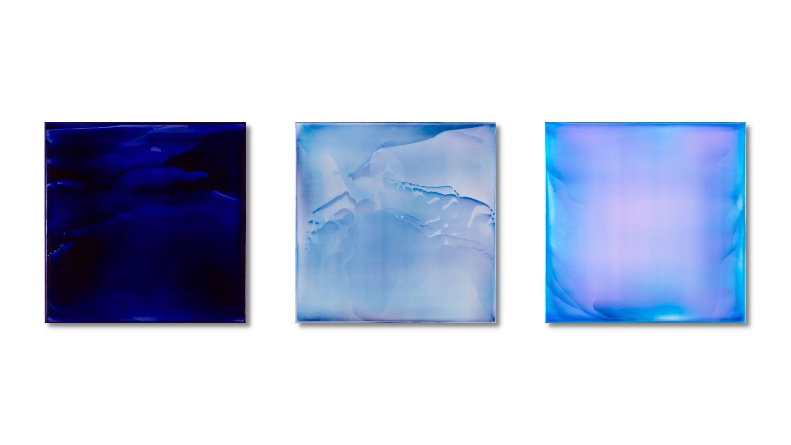 Resonance #23, 25 & 26/21 ist eine Serie von 3 Gemälden von James Lumsden. Von links nach rechts setzt sie sich zusammen aus:
*Resonance #23/21, ein einzigartiges Acryl auf Leinwand mit glänzender Oberfläche
*Resonance #25/21, ein einzigartiges