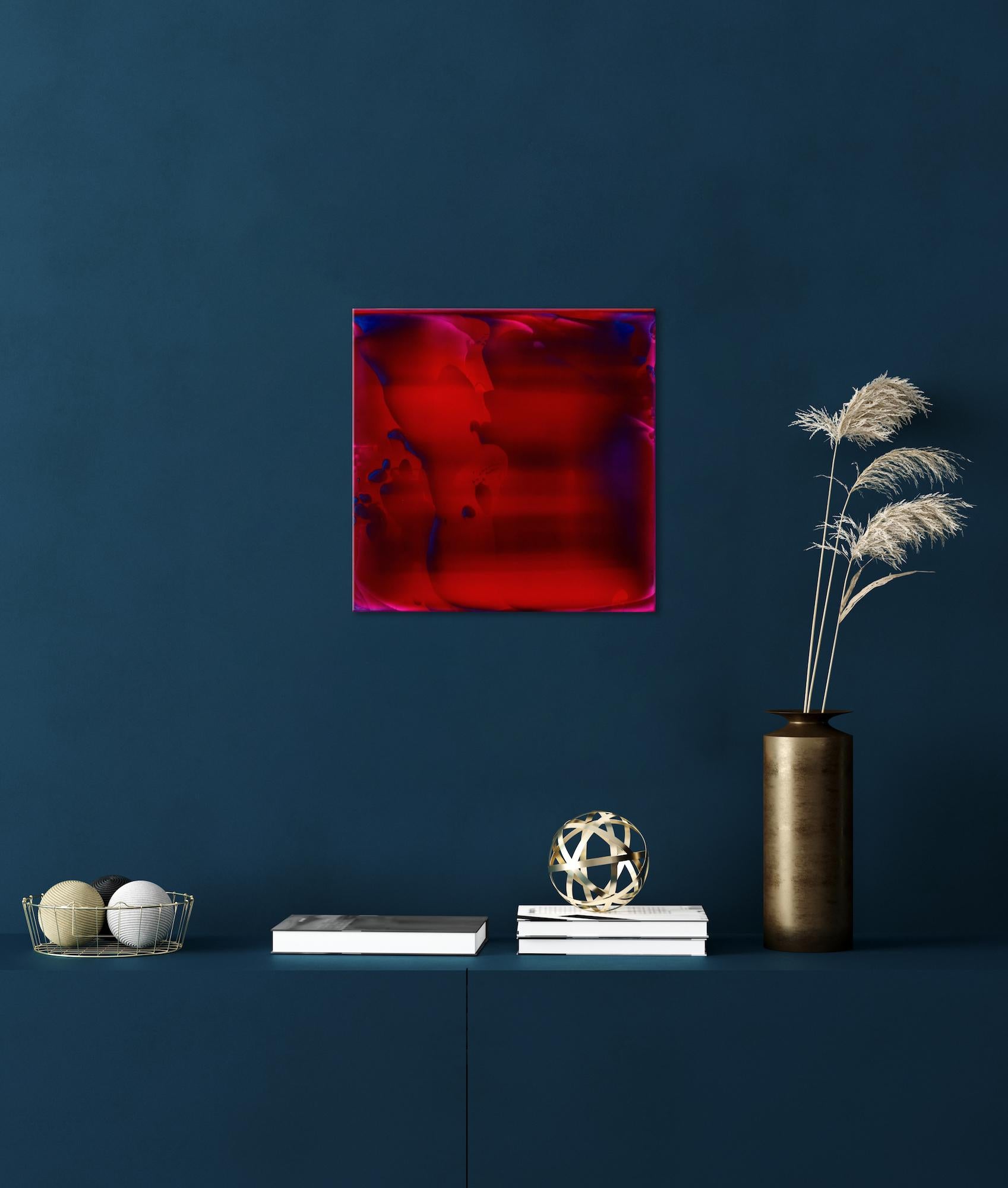 Resonanz (30/21) von James Lumsden - Abstrakte Malerei, tiefrot, glänzend, blau im Angebot 1