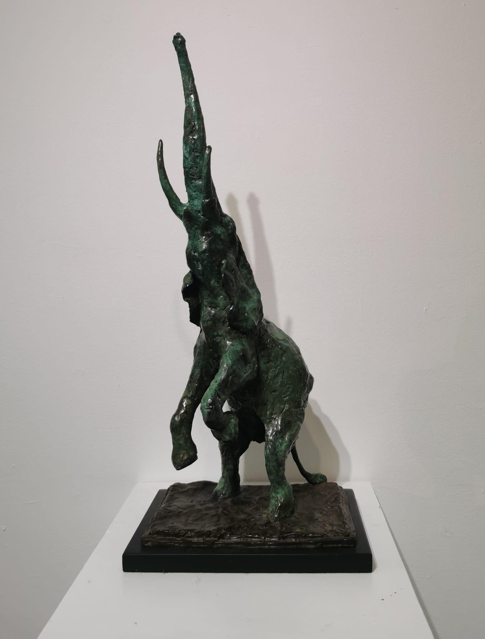 Stretch  Una scultura originale in bronzo - Figurative Sculpture Oro di james maberly