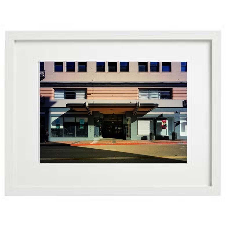 Silencio clásico en un plano
Perspectiva lineal perfecta de un punto
Edificio Deco
Fotografía
Edición de 10 ejemplares
También viene en 2o 