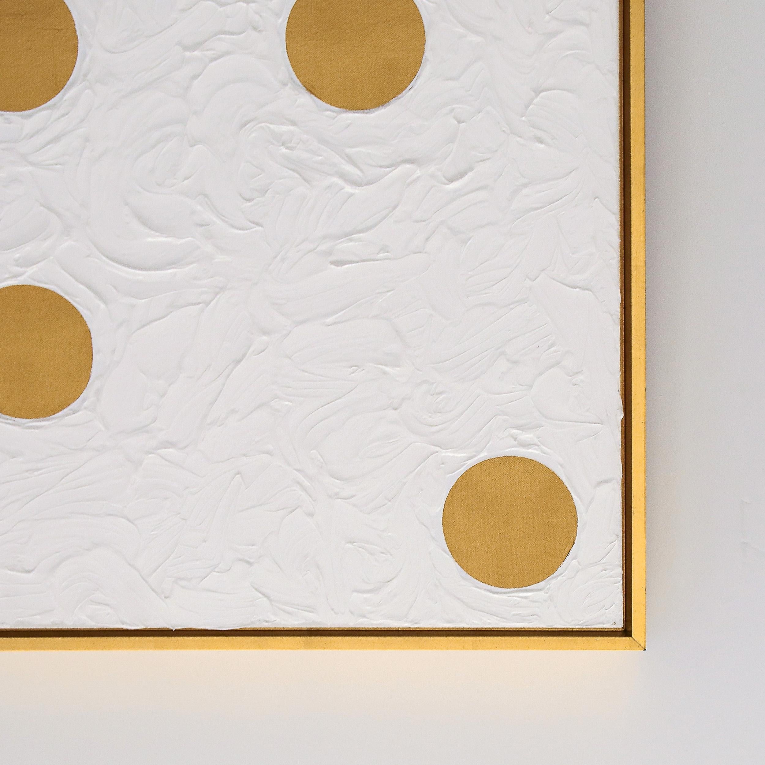 Dieses zeitgenössische Acryl auf Leinwand Gemälde von Nine Dots in Gilt-wood Gallery Frame von James Marshall stammt aus den Vereinigten Staaten im Jahr 2017. Das Gemälde besteht aus neun goldenen Punkten, die in gleichmäßigen Abständen in einem