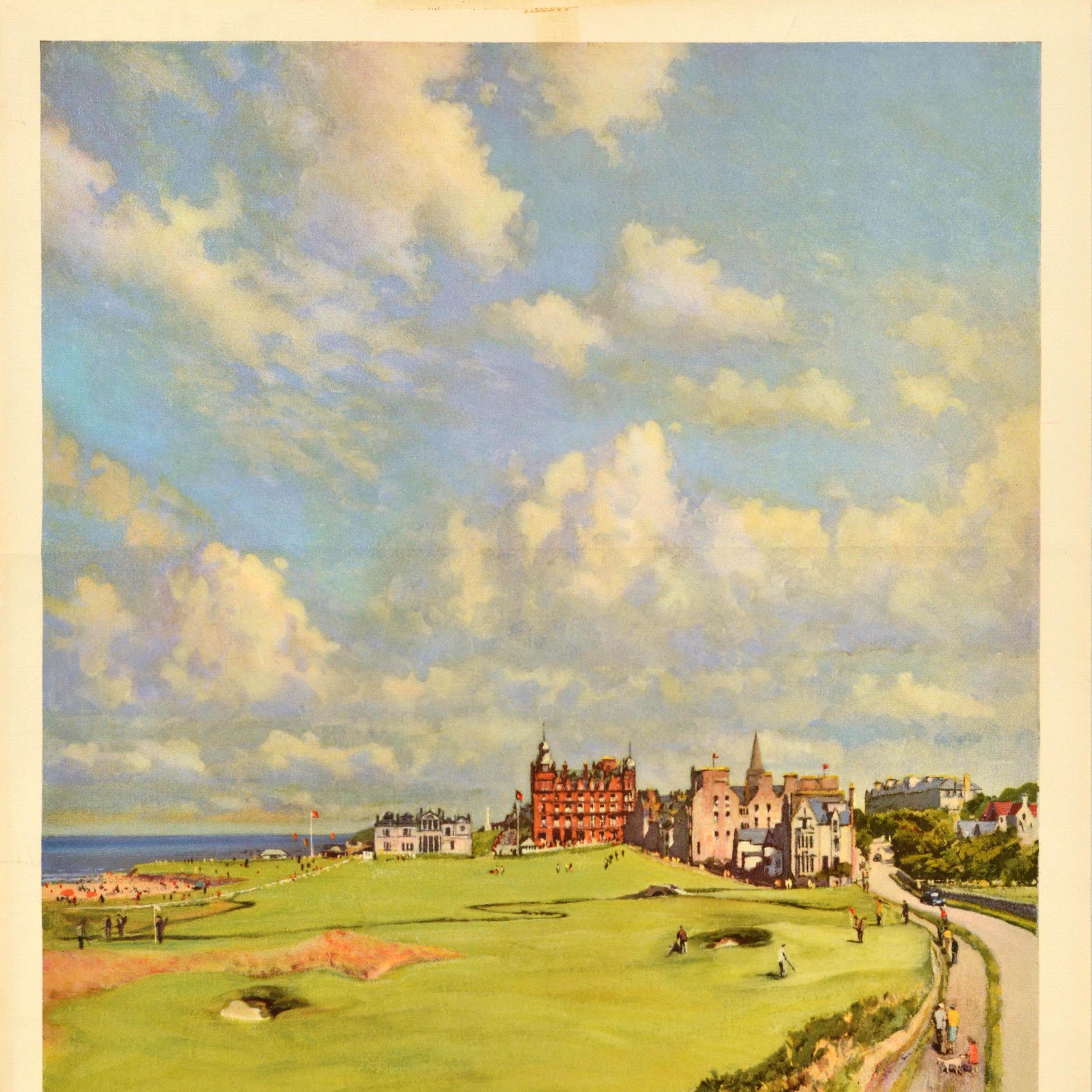 Affiche originale d'époque des chemins de fer britanniques pour St Andrews avec une image colorée de James McIntosh Patrick (1907-1998) représentant des joueurs sur le parcours de golf historique de St Andrews en Écosse, des gens profitant de la