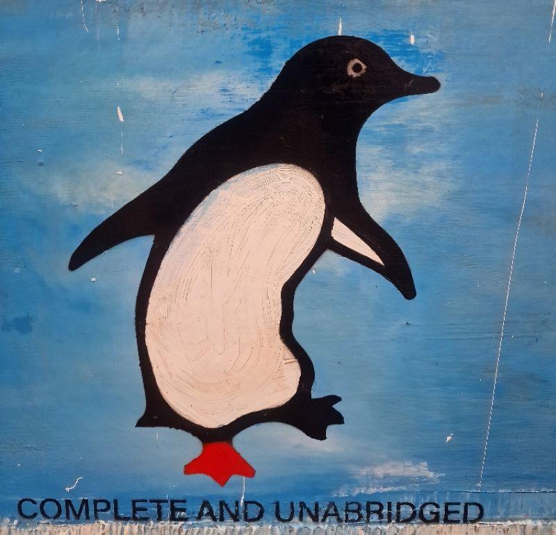 Original Kunstwerk, Öl auf Leinwand.

Hellblaue, schön bemalte Leinwand mit dem niedlichen Pinguin und dem augenzwinkernden Slogan, für den James McQueen berühmt ist.

Dieses unglaubliche Gemälde wäre ein wundervolles Statement für eine besondere