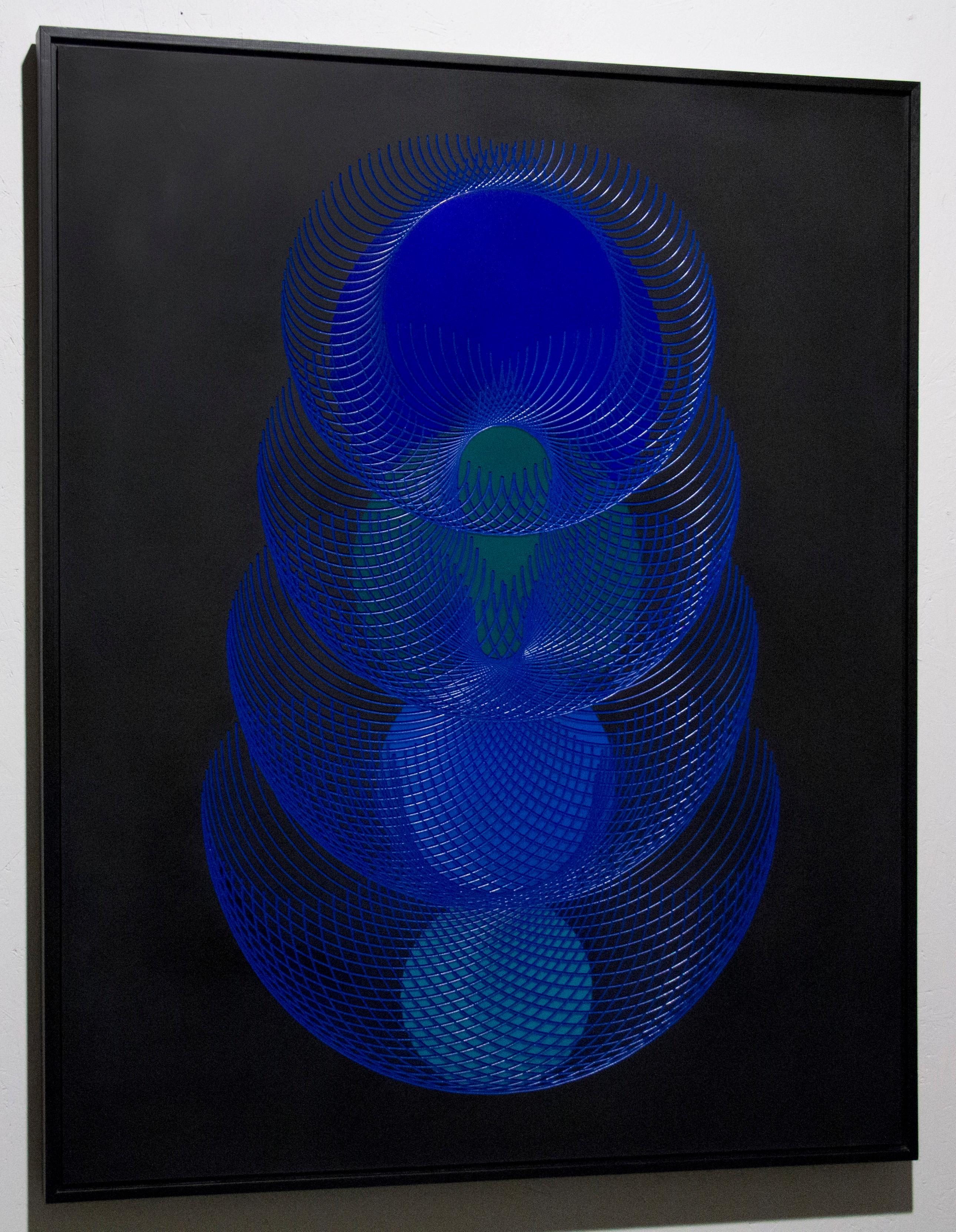 51902- dessin holographique géométrique abstrait bleu et noir en forme de lumière sur panneau de bois - Painting de James Minden