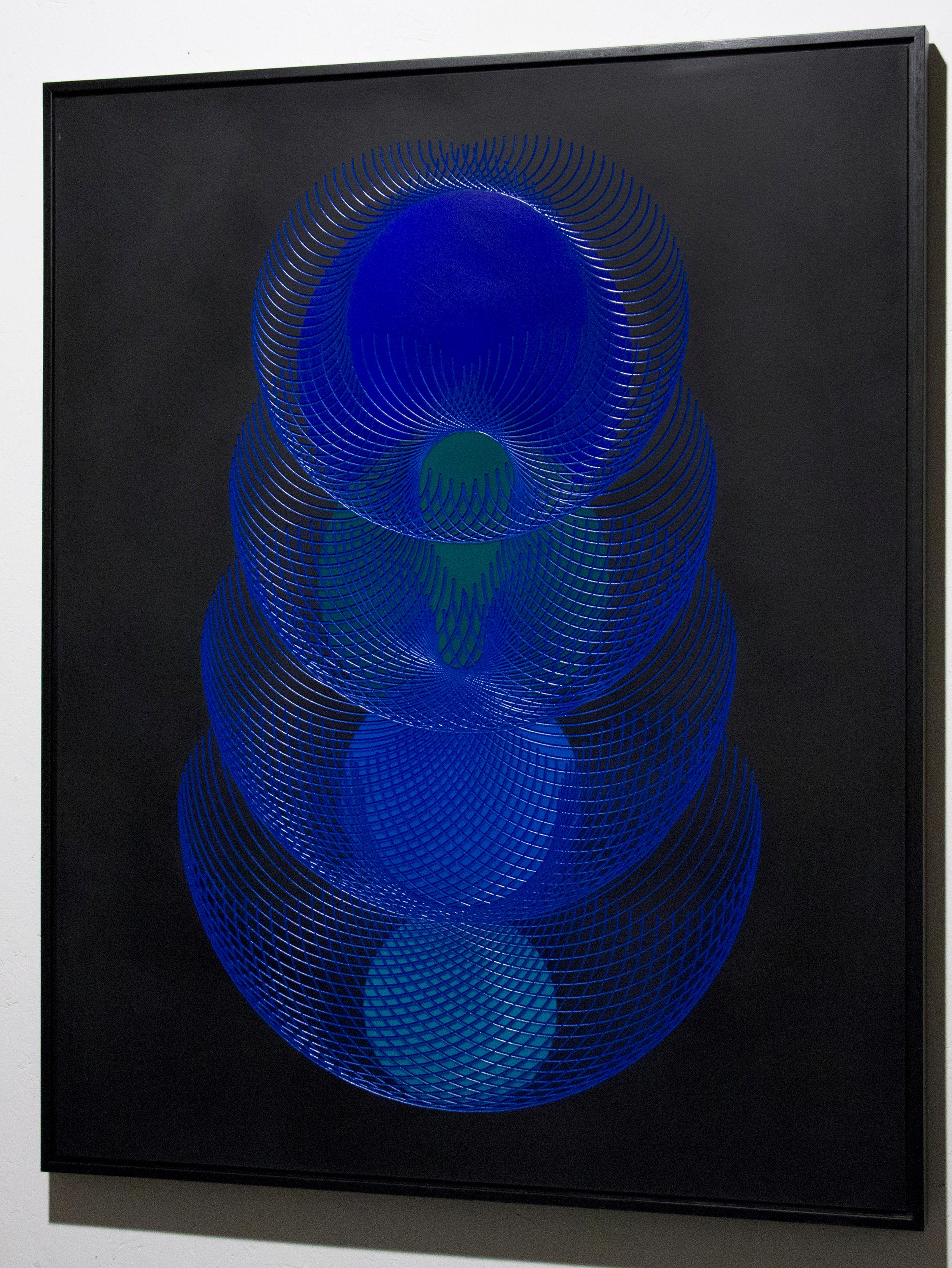 51902- dessin holographique géométrique abstrait bleu et noir en forme de lumière sur panneau de bois - Géométrique abstrait Painting par James Minden